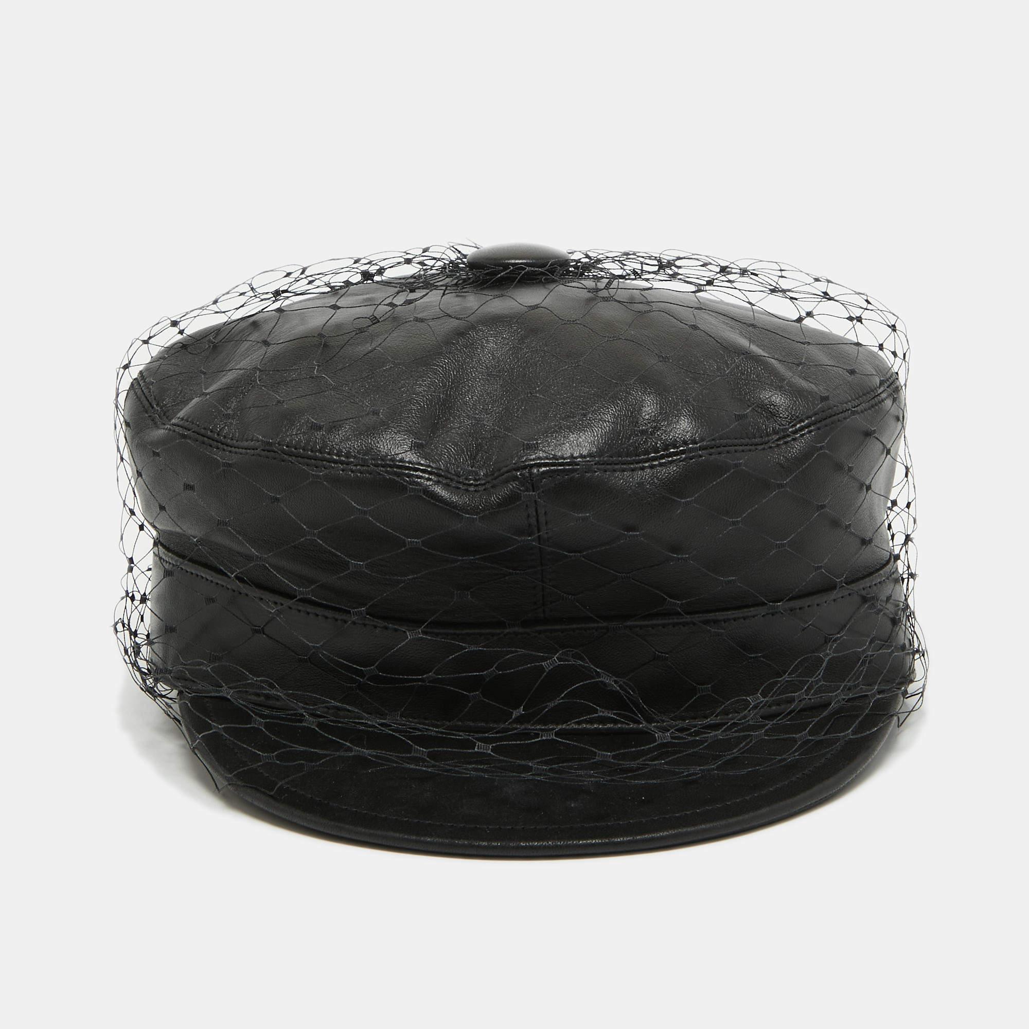 Deje que el estilo domine su vestuario diario. Dior nos trae esta gorra extremadamente chic fabricada en algodón ligero con un velo de malla que la cubre por completo y el logotipo de la marca en la parte trasera. Un accesorio imprescindible