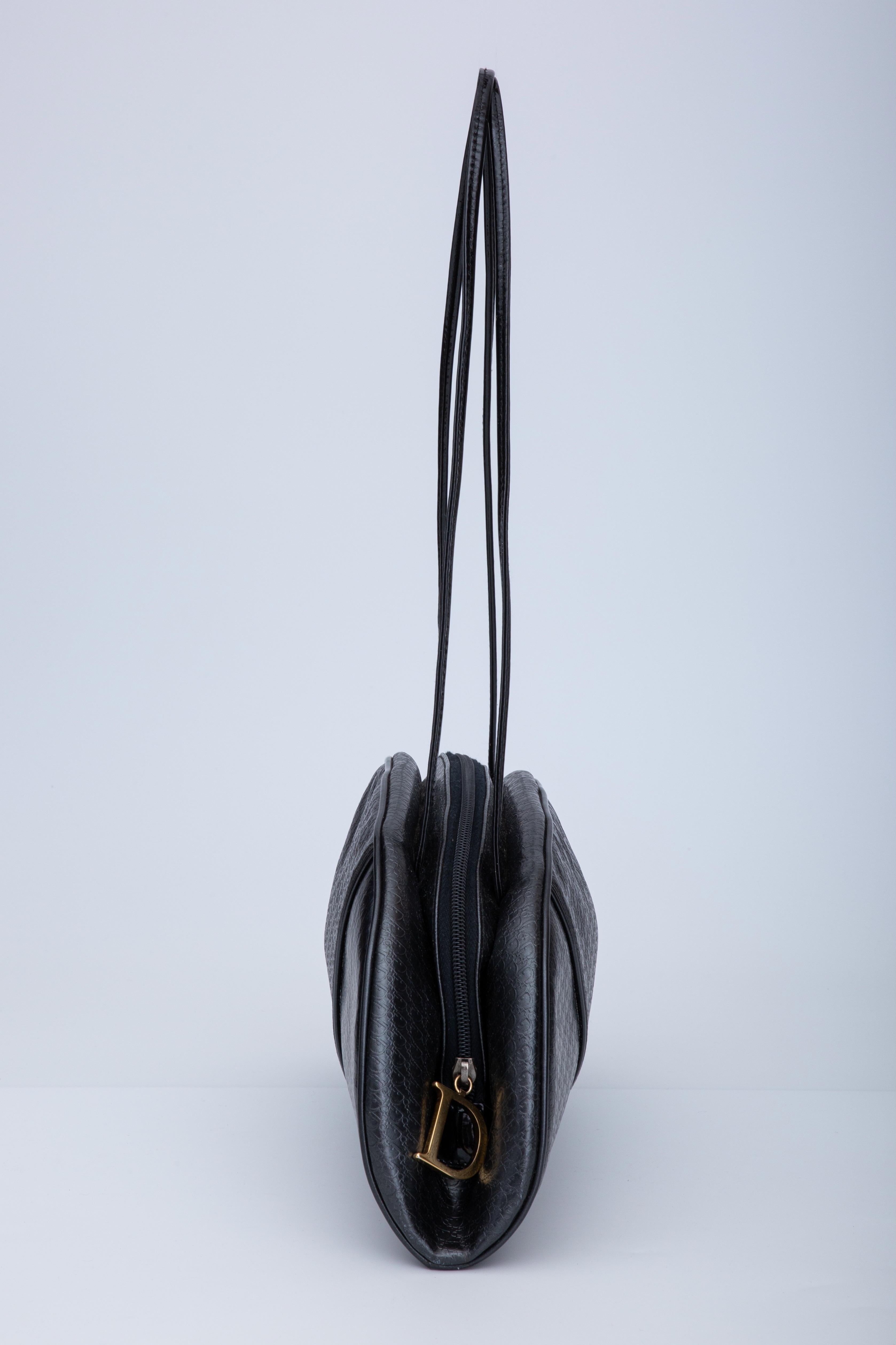Dior - Sac à bandoulière en cuir noir en forme d'oblique gaufré (2000) Bon état - En vente à Montreal, Quebec