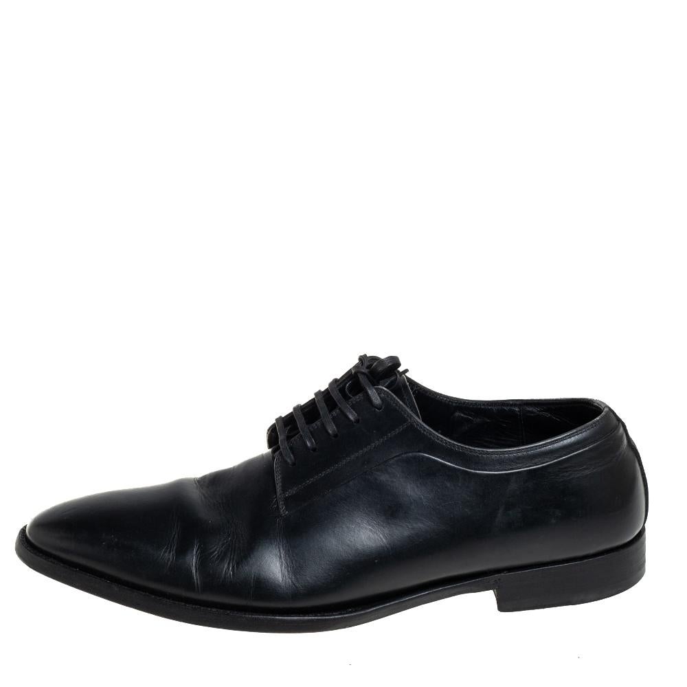 These Dior oxfords bring a refined look! The pair is crafted using black leather and feature lace-ups on the vamps and comfortable insoles. Pair the oxfords with a statement shirt and slim-fit trousers for a smart, chic look. Add an oversized blazer