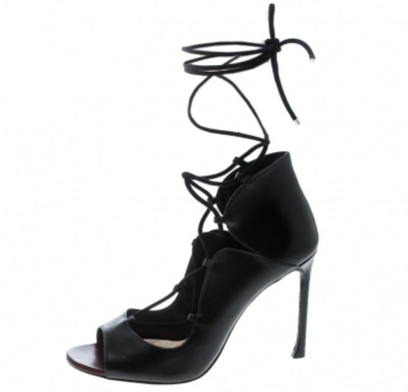 Diese Pumps von Dior sind eine perfekte Mischung aus eleganter Mode und sinnlichem Stil. Sie sind aus Leder gefertigt und verfügen über eine offene Zehenpartie und Schnürungen, die als Bänder um die Knöchel enden. Sie sind visuell atemberaubend und