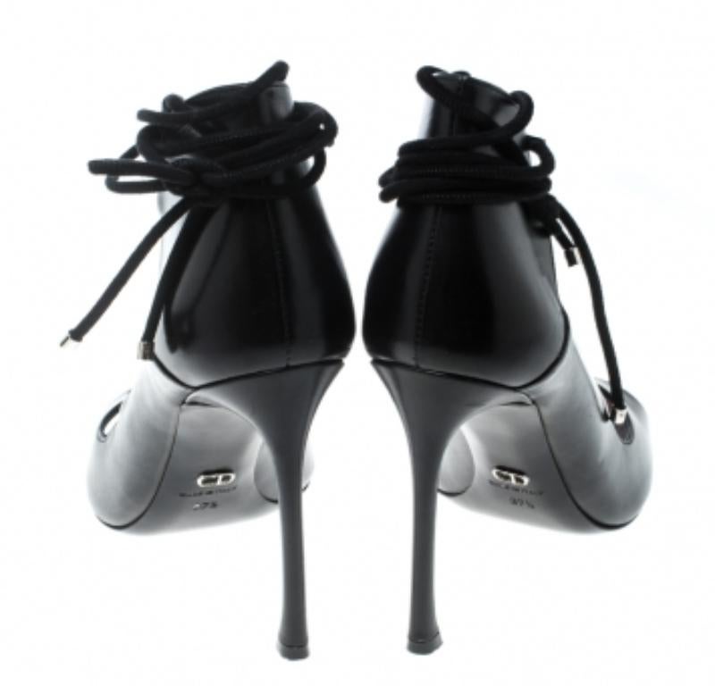 Dior Schwarze Petale-Pumps aus Leder mit offener Zehe und Schnürung Größe 37,5 im Angebot 1