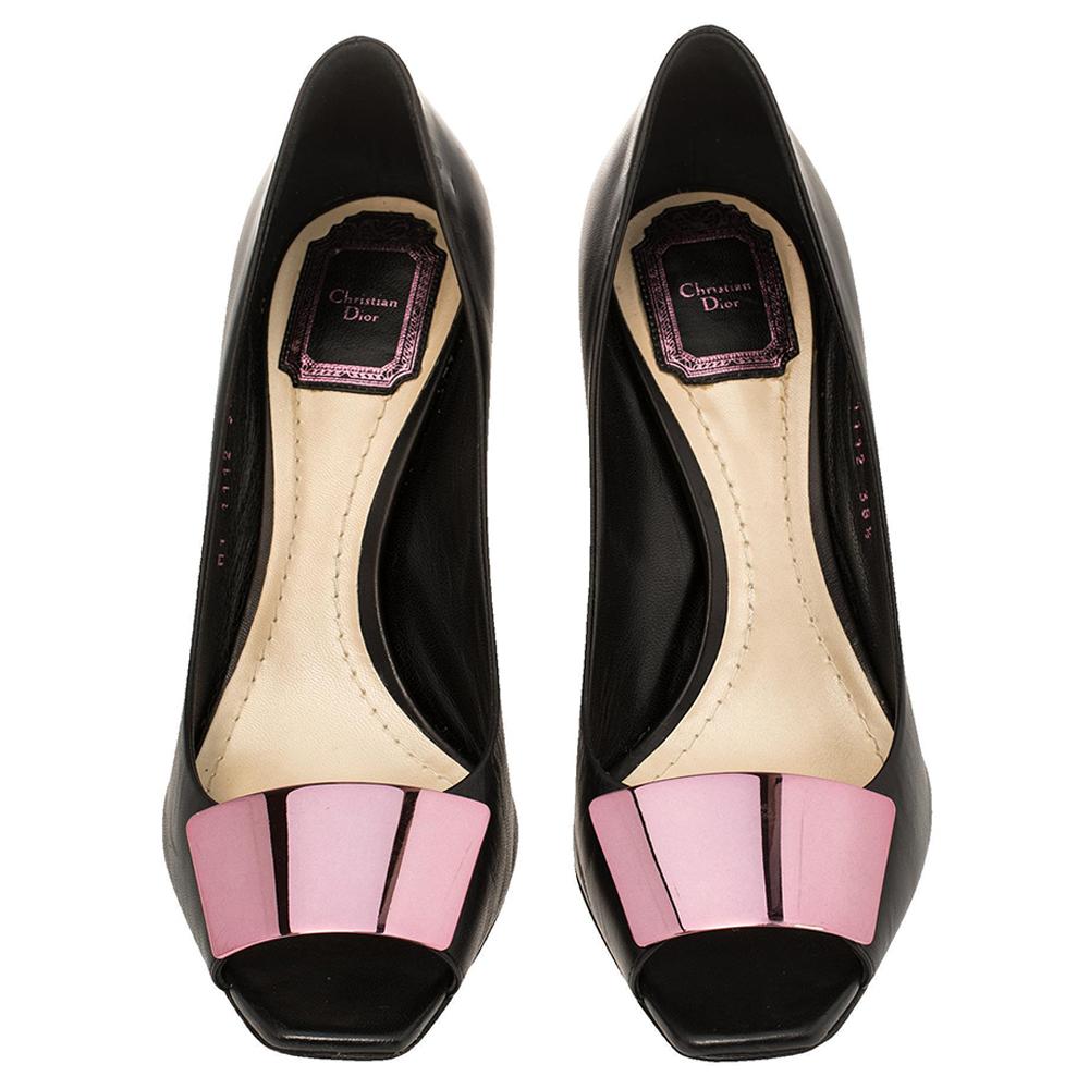 Cette superbe paire d'escarpins de Dior ajoutera certainement de la classe à vos tenues. Ces escarpins noirs à bouts pointus ont été confectionnés en cuir, ornés de plaques métalliques sur le dessus, et dotés de semelles intérieures confortables.