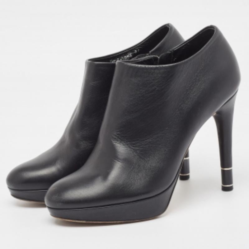 Profitez des journées les plus branchées avec ces bottines élégantes. D'une conception et d'un savoir-faire modernes, elles sont conçues pour vous offrir confort et élégance !