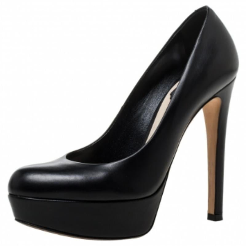 Elige estos elegantes zapatos de salón de la casa Dior. Están confeccionados en piel negra y equilibrados sobre plataformas y tacones de 13 cm. Nunca te equivocarás con este precioso par.