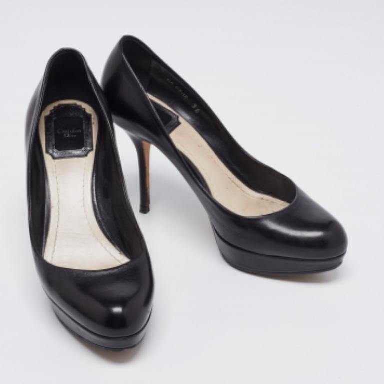 Das verführerische Design und der prächtige Farbton dieser Dior-Pumps machen das Paar zu einem Must-Have. Die kunstvoll gefertigten Pumps stehen auf einer robusten Basis und einem bequemen Absatz. Wählen Sie dieses fein designte Paar Pumps, um ein