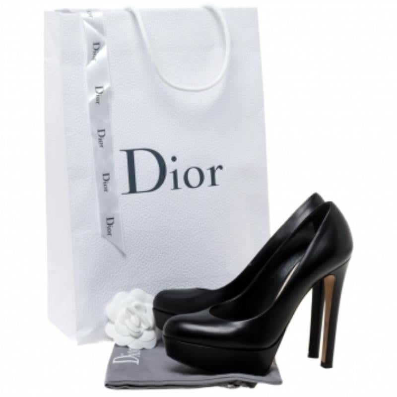Bombas de plataforma de cuero negro Dior talla 36 en Bueno estado para la venta en Dubai, Al Qouz 2