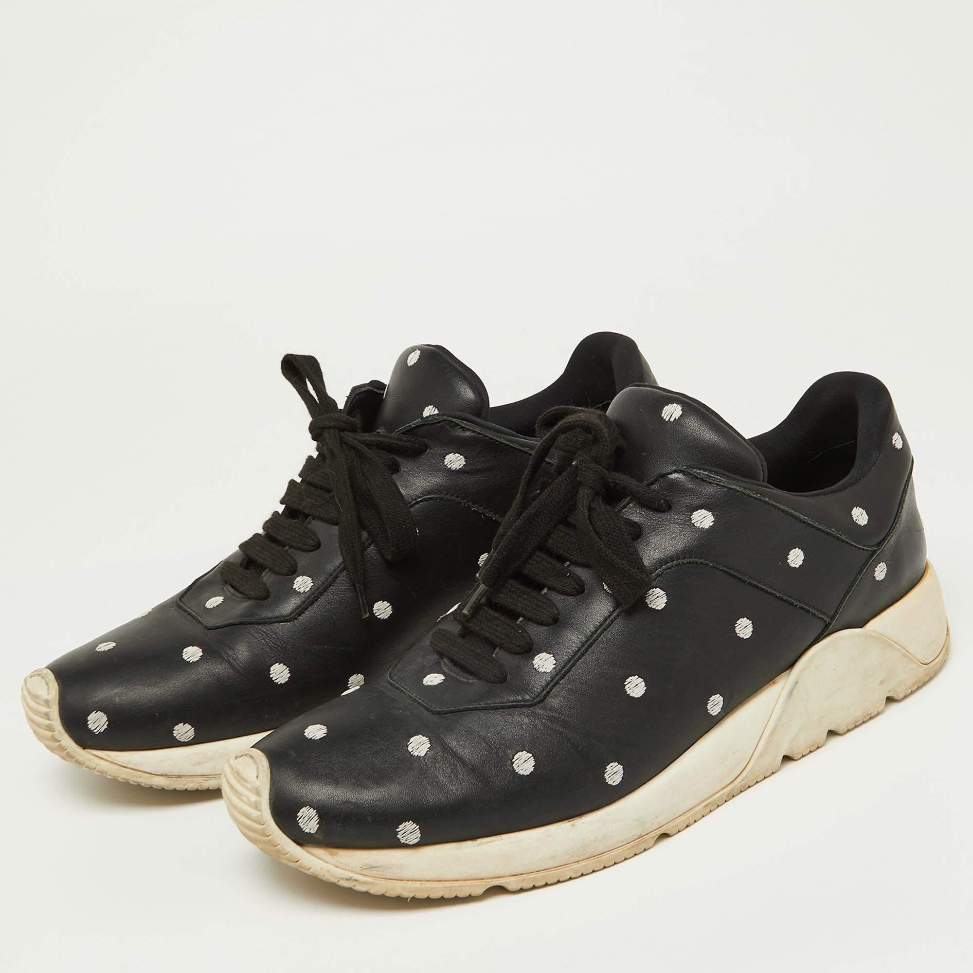 Presentate in una silhouette classica, queste sneakers nere Dior sono una combinazione perfetta di comfort e stile di lusso. Queste sneakers sono progettate con dettagli firmati e solette confortevoli.