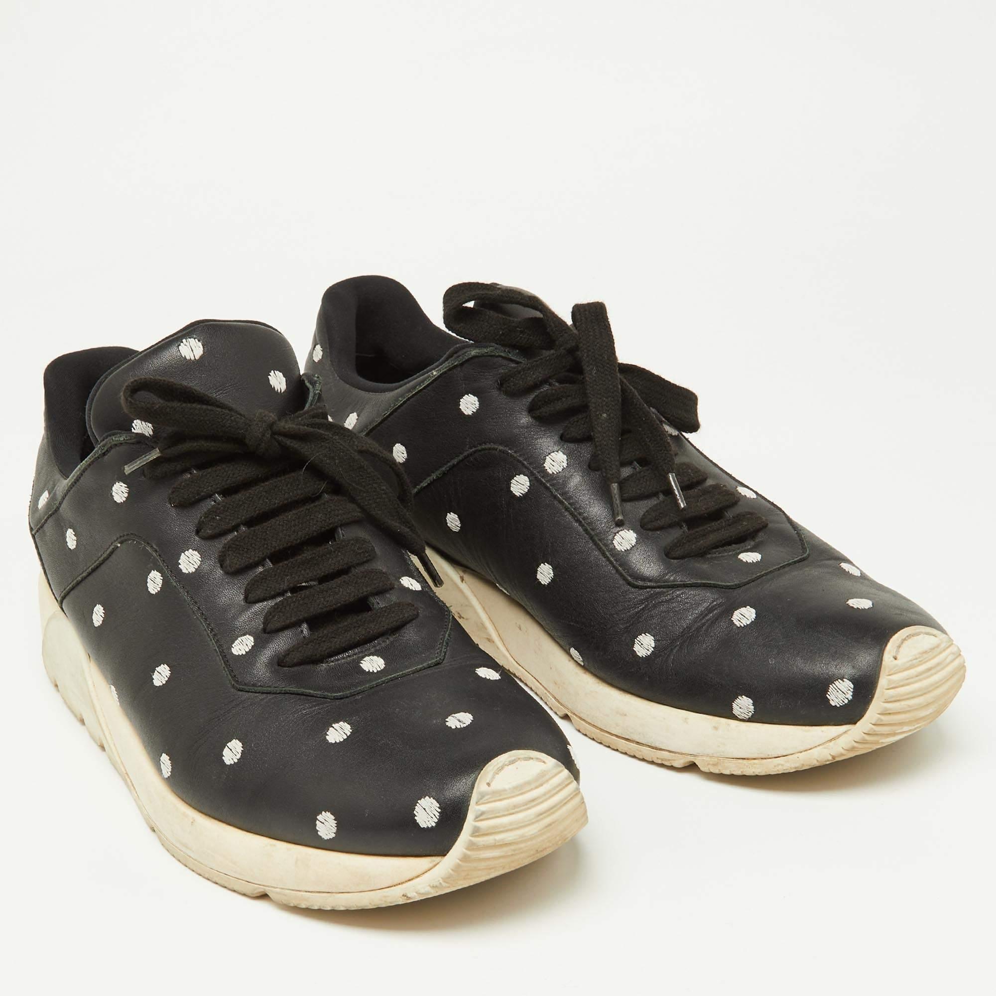 Dior - Scarpe da ginnastica basse in pelle nera con Dot Dot Dot Taglia 41 In condizioni buone in vendita a Dubai, Al Qouz 2