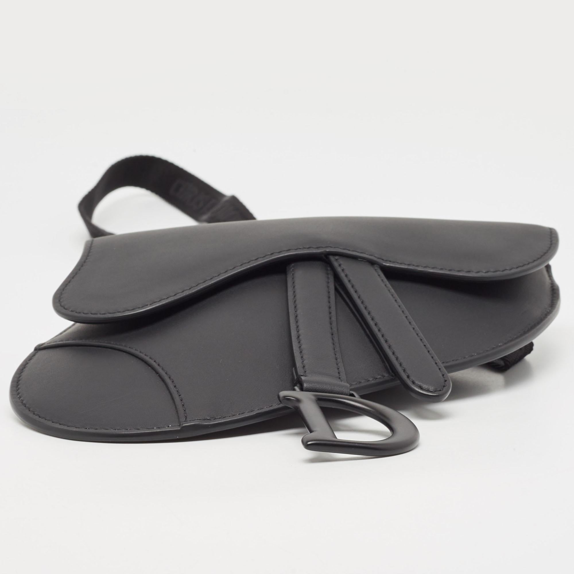 Dior Schwarze Ledergürteltasche mit Sattel im Angebot 1
