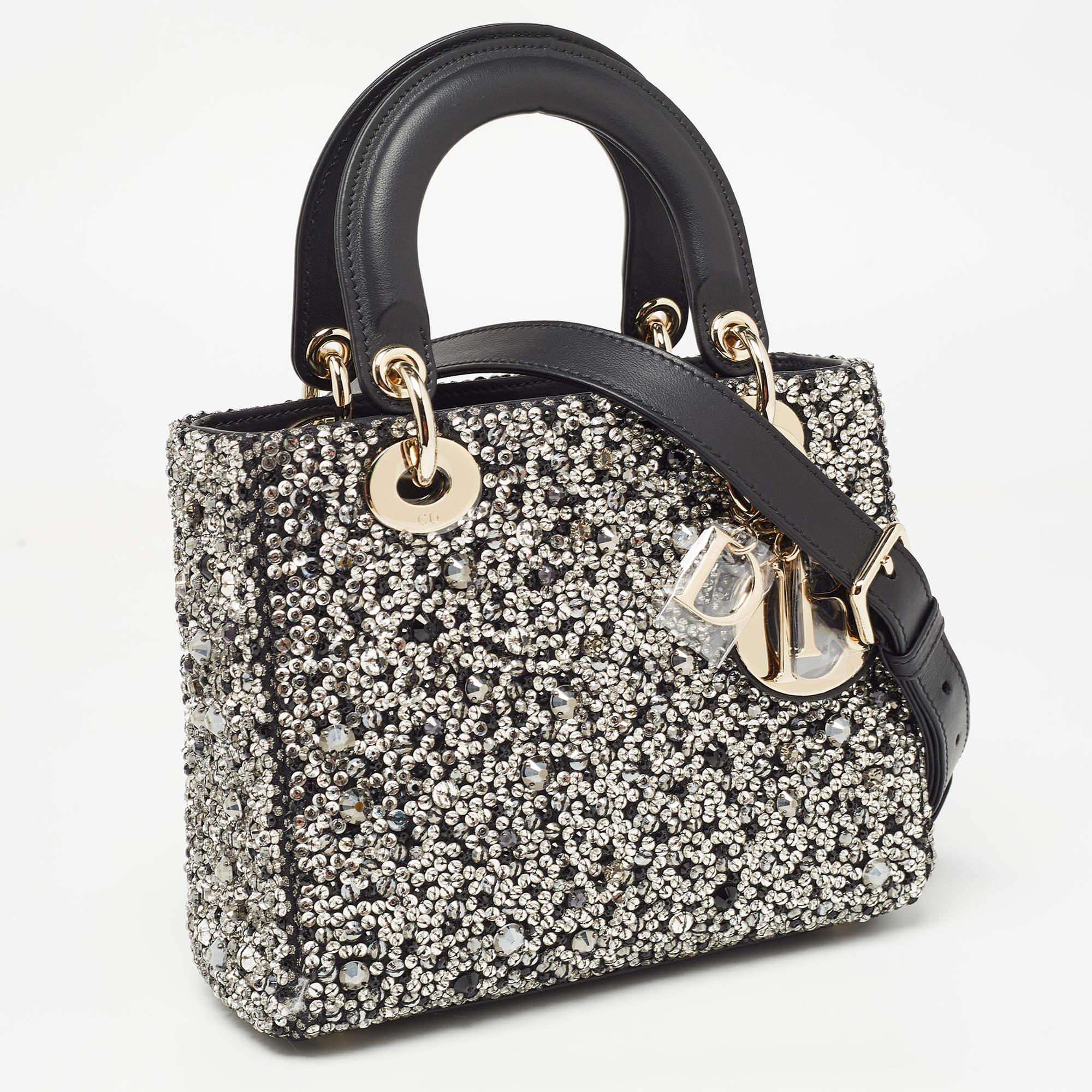 Petit sac à main Lady Dior en cuir noir orné de paillettes et de cristaux Excellent état - En vente à Dubai, Al Qouz 2