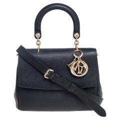 Petit sac à main Be Dior Be Dior en cuir noir à rabat sur le dessus