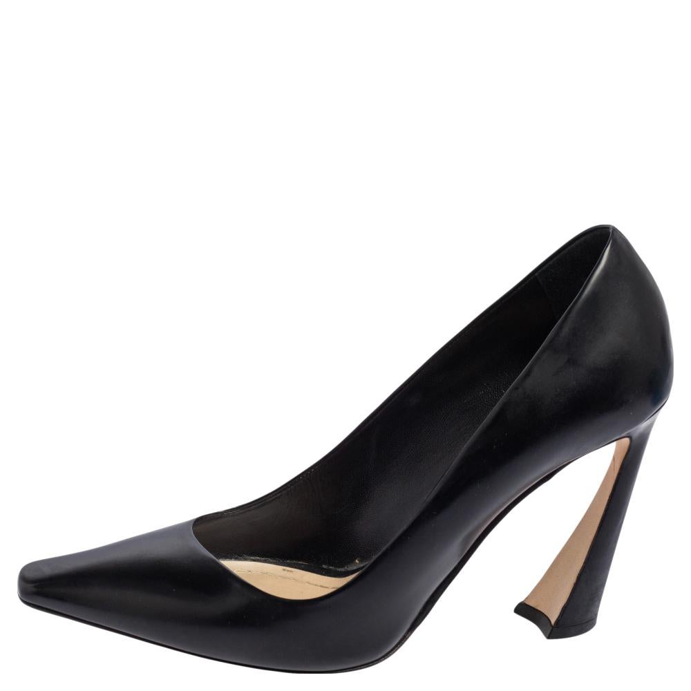 Minimal, classic, and stylish, these Songe Dior pumps are indispensable for any wardrobe! Crafted from black leather, they are shaped into a sleek pointed-toe silhouette then set on 11 cm heels. These pumps can be styled with both casuals and