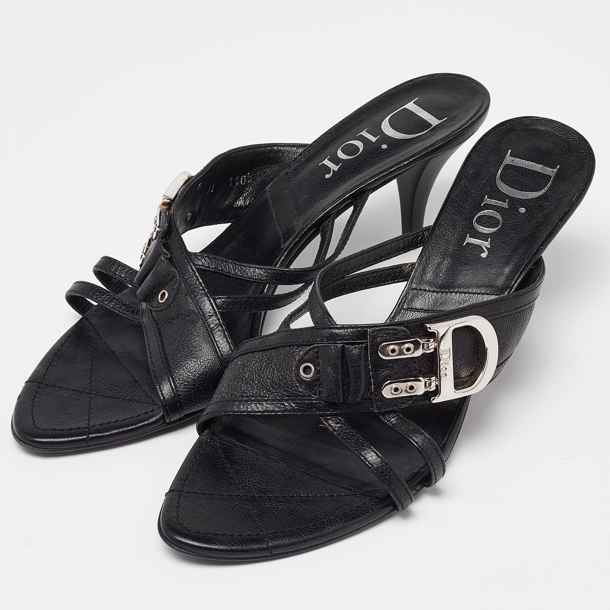 These sandals will offer you both luxury and comfort. Made from quality materials, they come in a versatile shade and are equipped with comfortable insoles.