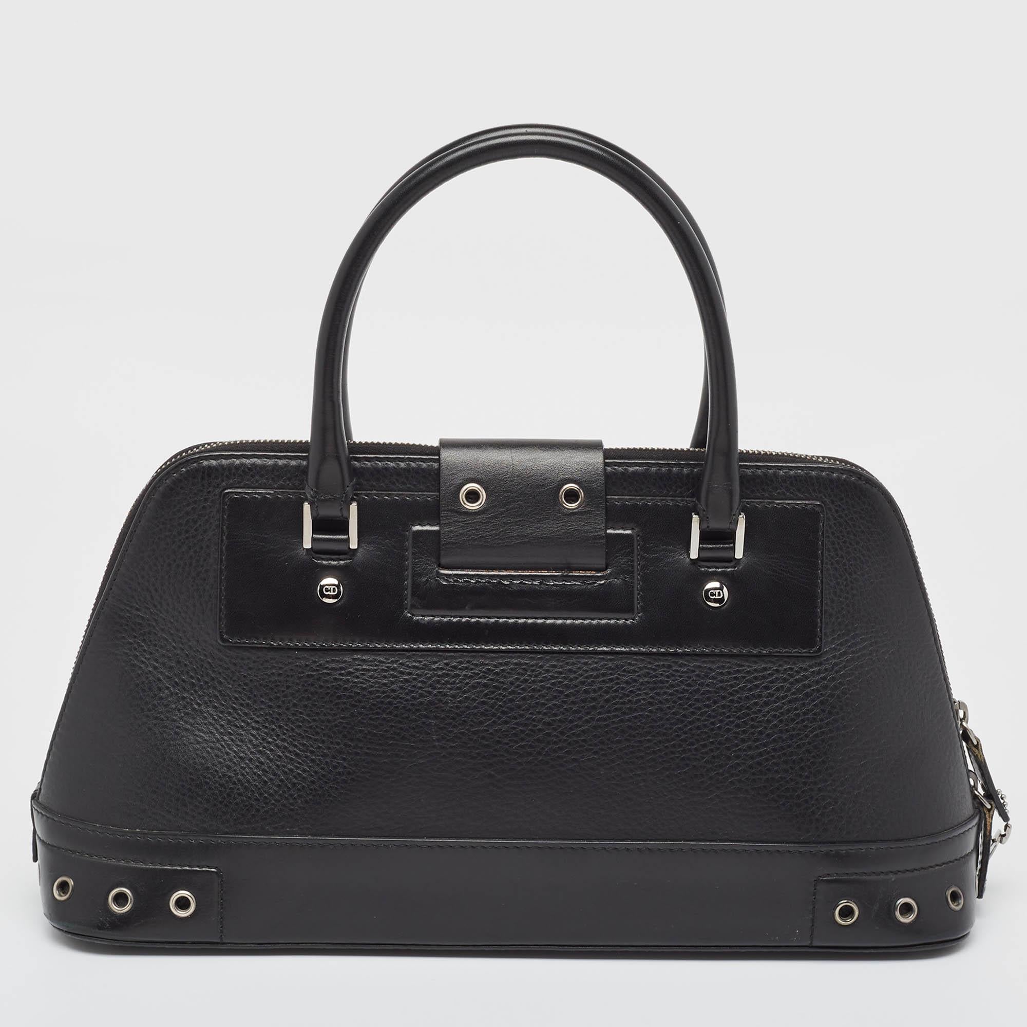 This satchel is rendered in the finest quality materials into an elegant design. Versatile and functional, it is well-sized for your daily use.

