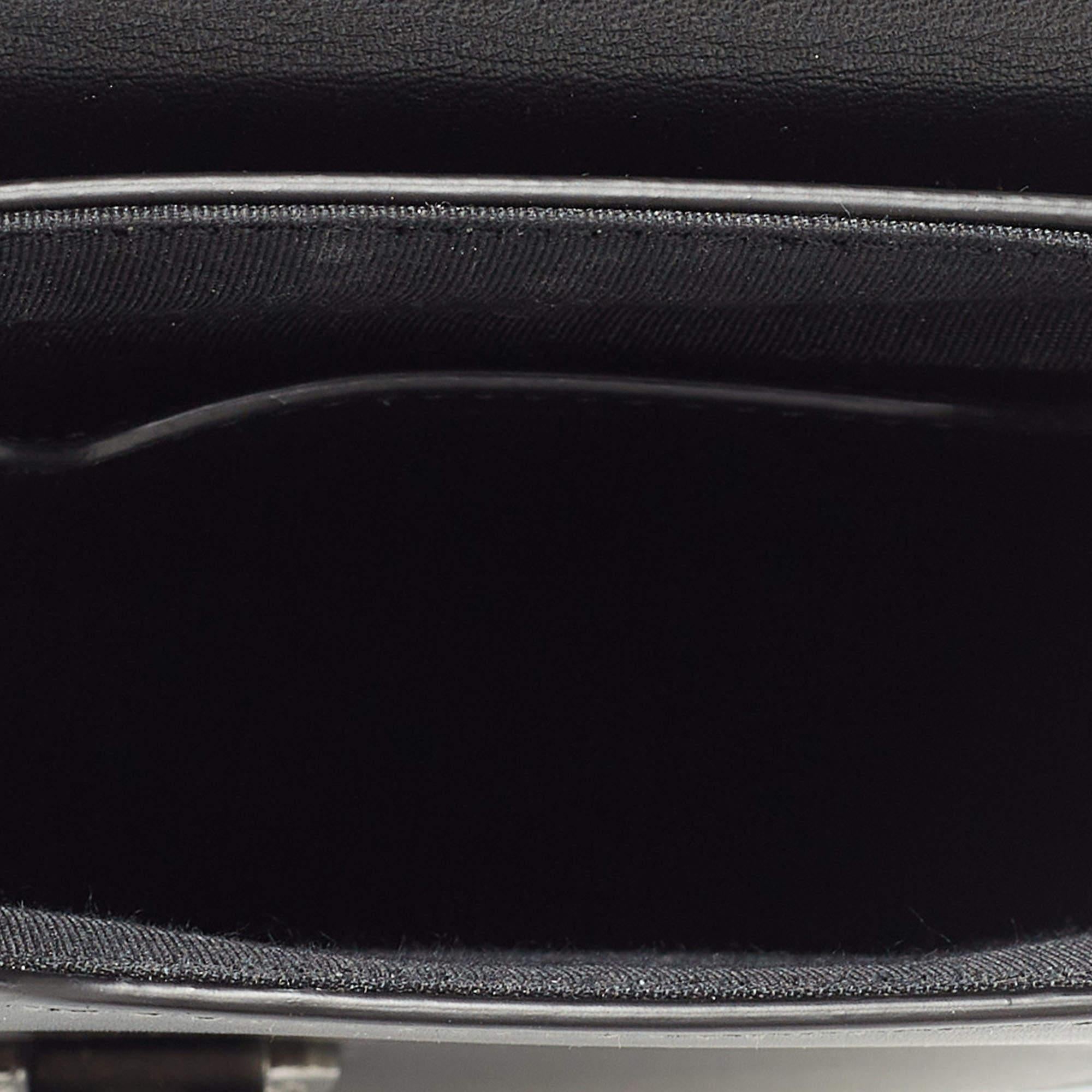 Dior Vertical Pouch Bag aus schwarzem Leder im Angebot 6