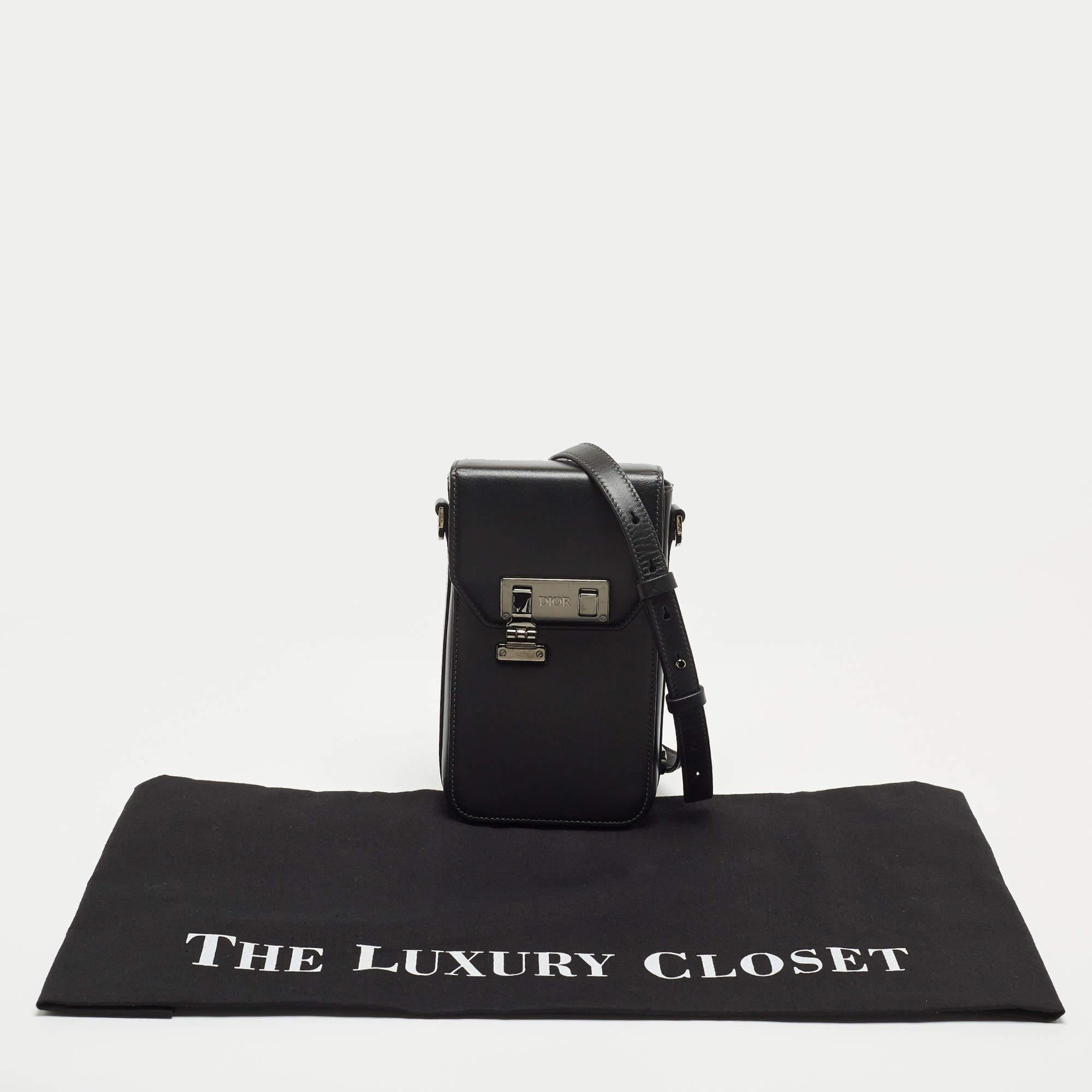 Dior Vertical Pouch Bag aus schwarzem Leder im Angebot 8