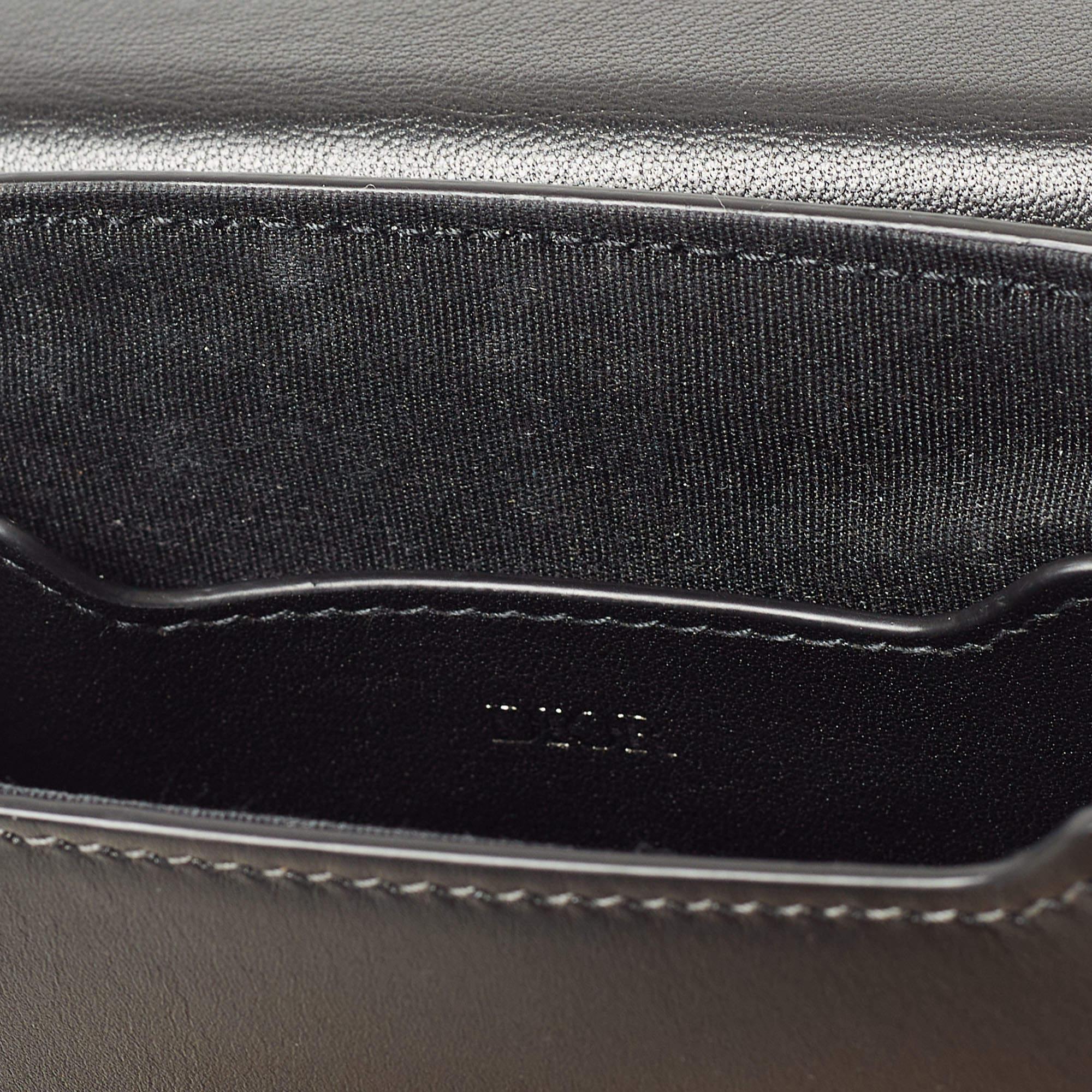 Dior Vertical Pouch Bag aus schwarzem Leder im Angebot 1