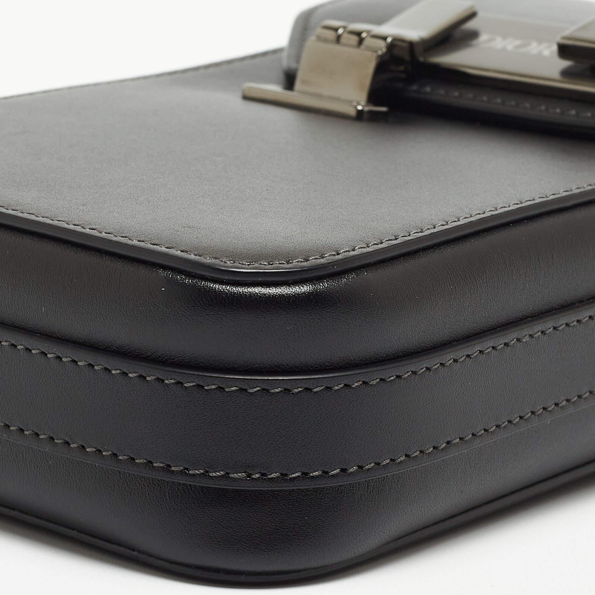 Dior Black Leather Vertical Pouch Bag en vente 2