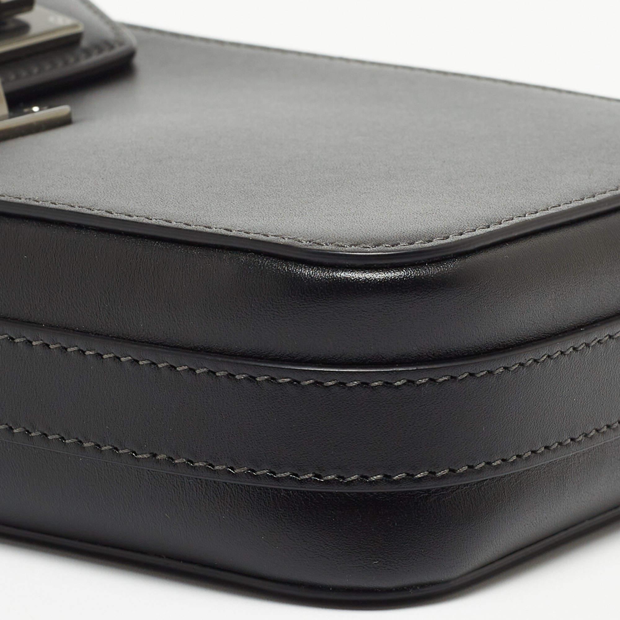 Dior Black Leather Vertical Pouch Bag en vente 3