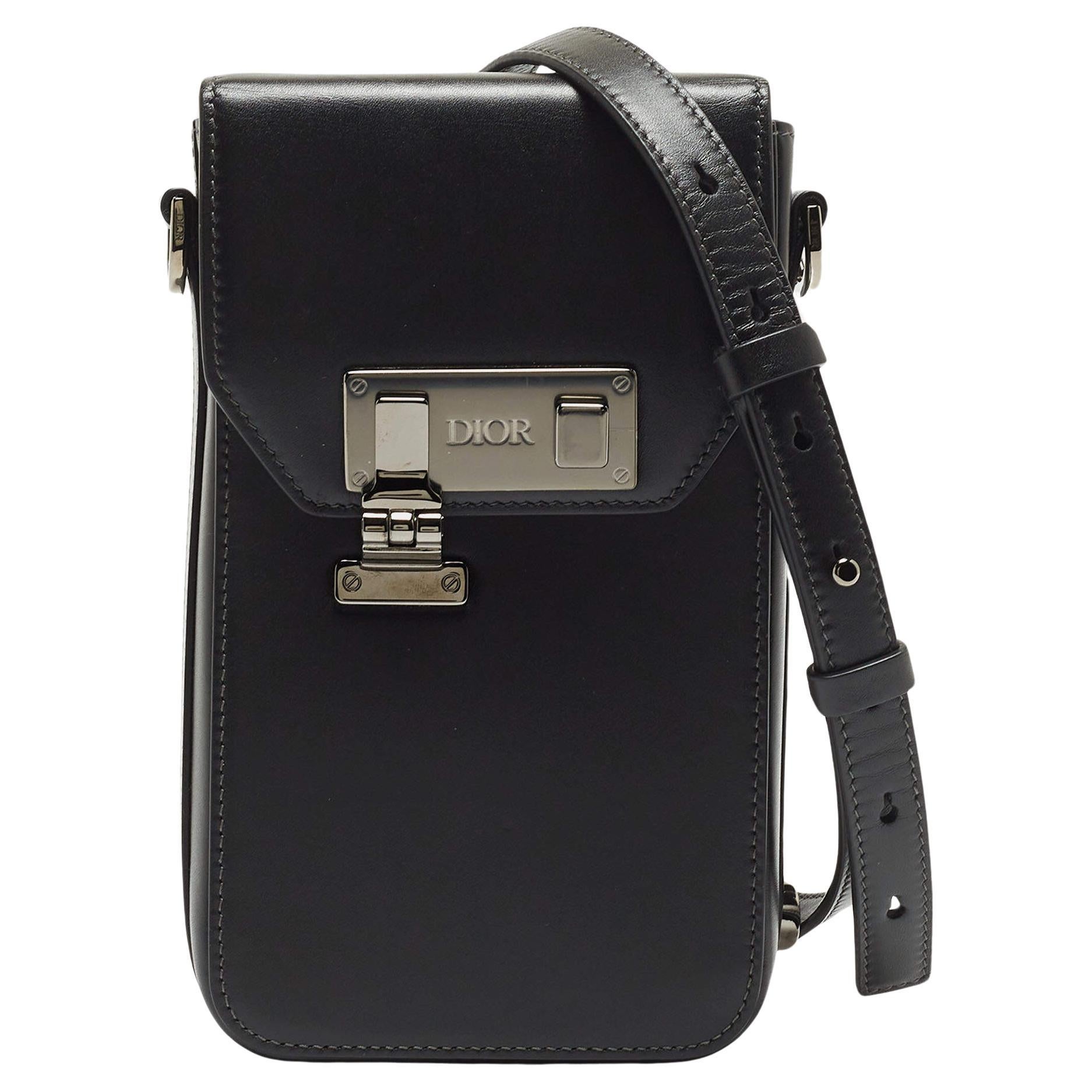 Dior Vertical Pouch Bag aus schwarzem Leder im Angebot