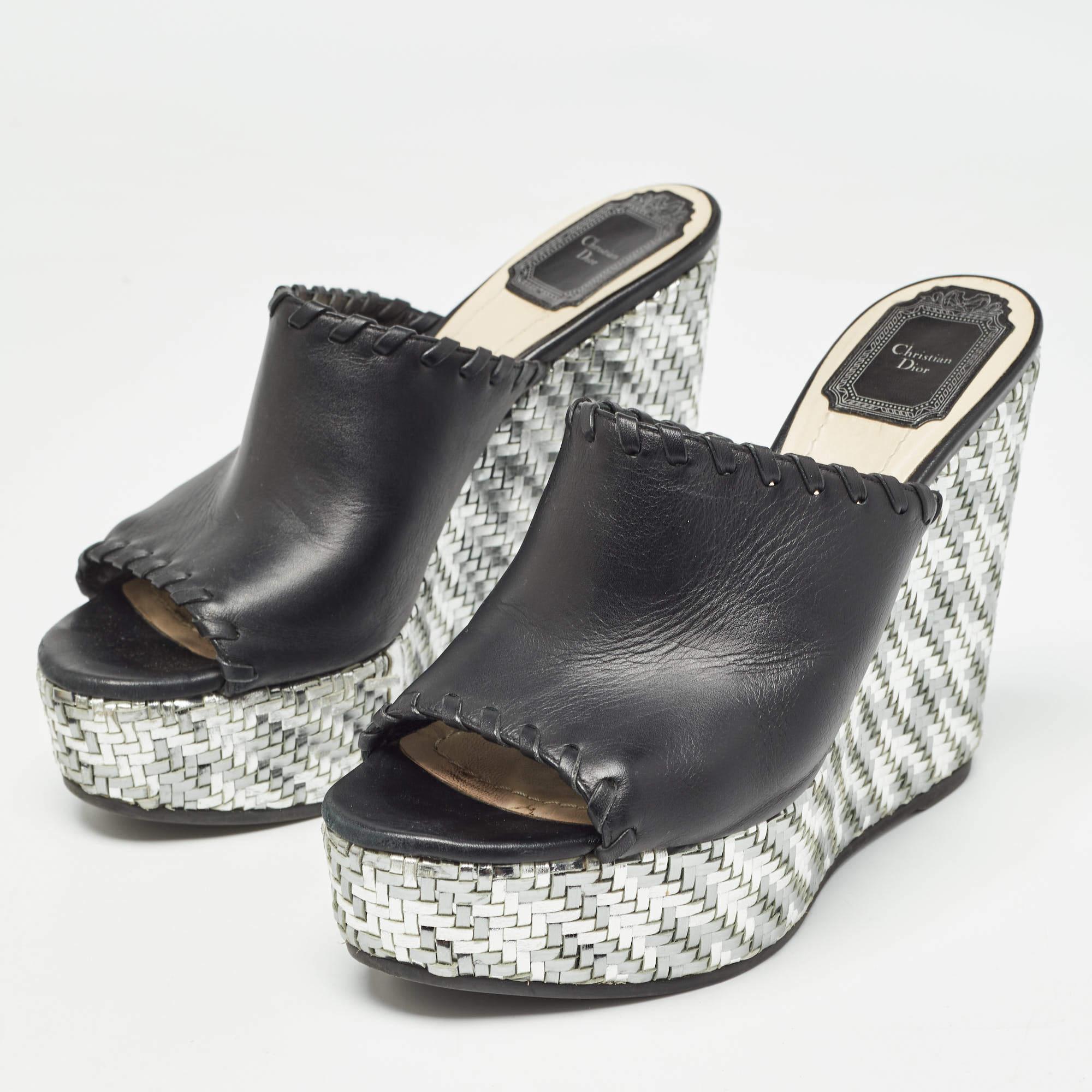 These sandals will frame your feet in an elegant manner. Crafted from quality materials they display a classy design and comfortable insoles.
