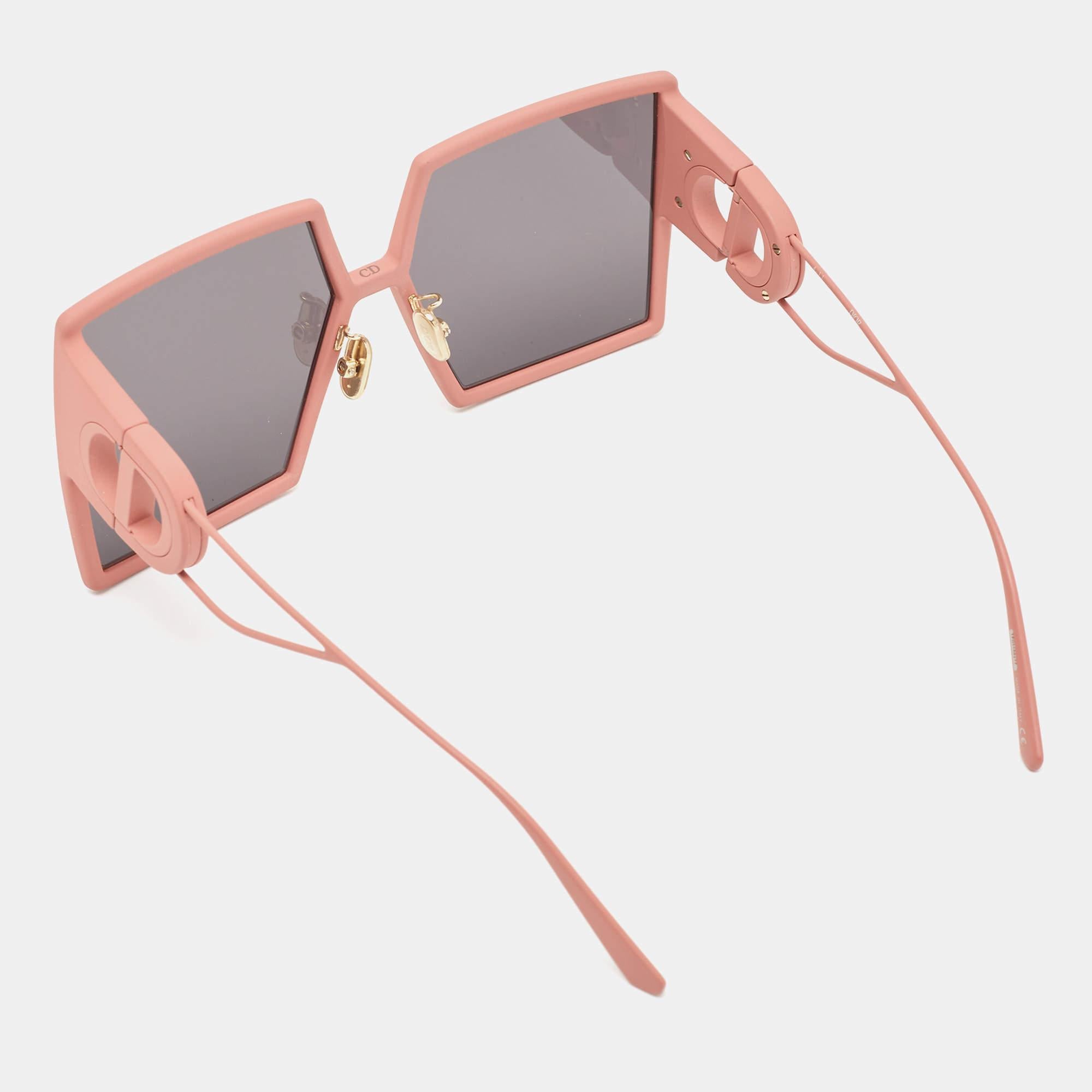 Embrace sunny days in full style with the help of this pair of Dior sunglasses. Created with expertise, the luxe sunglasses feature a well-designed frame and high-grade lenses that are equipped to protect your eyes.

Temple Length: 130 mm
Bridge