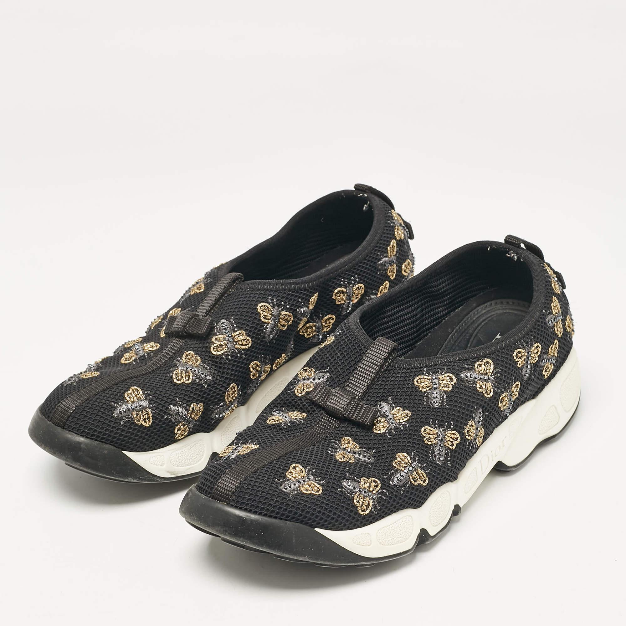 Diese Dior Fusion Sneakers sind die perfekte Mischung aus auffälliger Attraktivität und praktischer Leichtigkeit. Es ist wunderschön aus schwarzem Mesh gefertigt und mit bezaubernden Bienenverzierungen geschmückt. Die Innensohle aus Leder und die