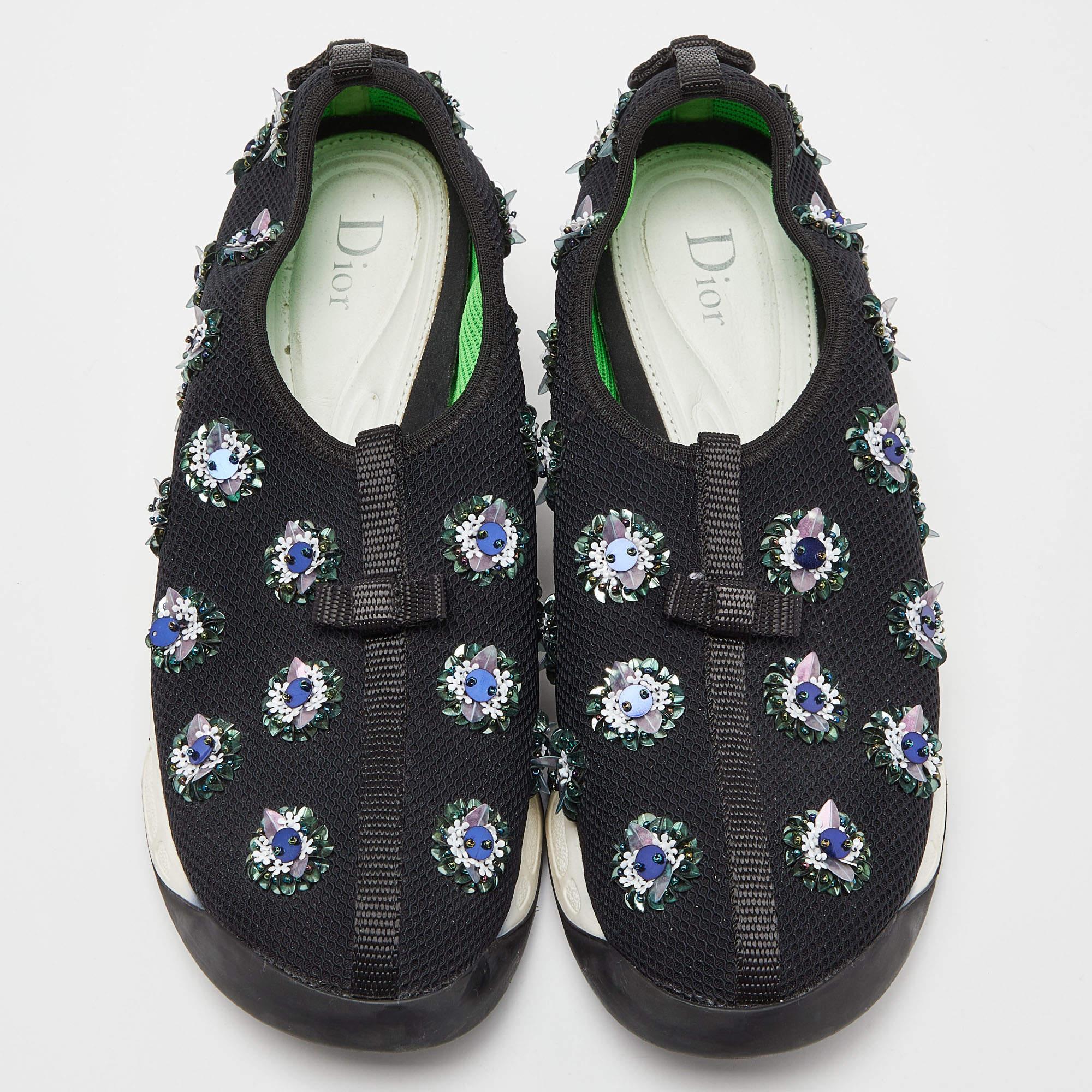 Dior Black Mesh Fusion Floral Embellished Slip On Sneakers Size 39.5 In Fair Condition For Sale In Dubai, Al Qouz 2