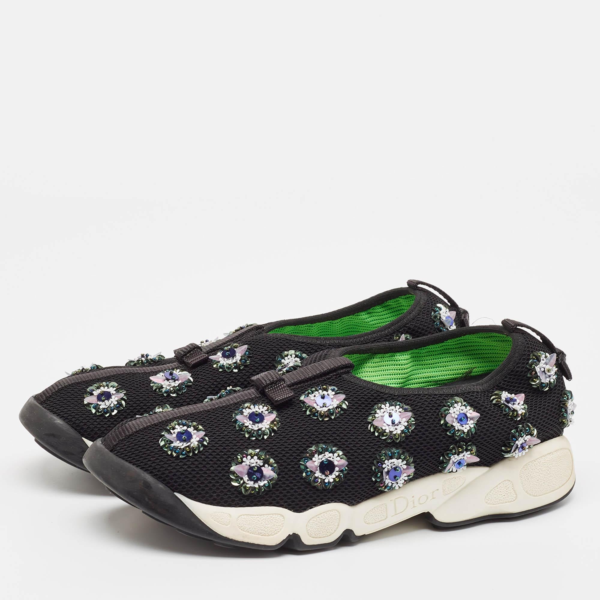 Diese Dior Fusion Sneakers sind die perfekte Kombination aus auffallender Attraktivität und praktischer Leichtigkeit. Es ist ein wunderschönes Modell aus schwarzem Mesh, das mit bezaubernden Details verziert ist. Die Innensohle aus Leder und die