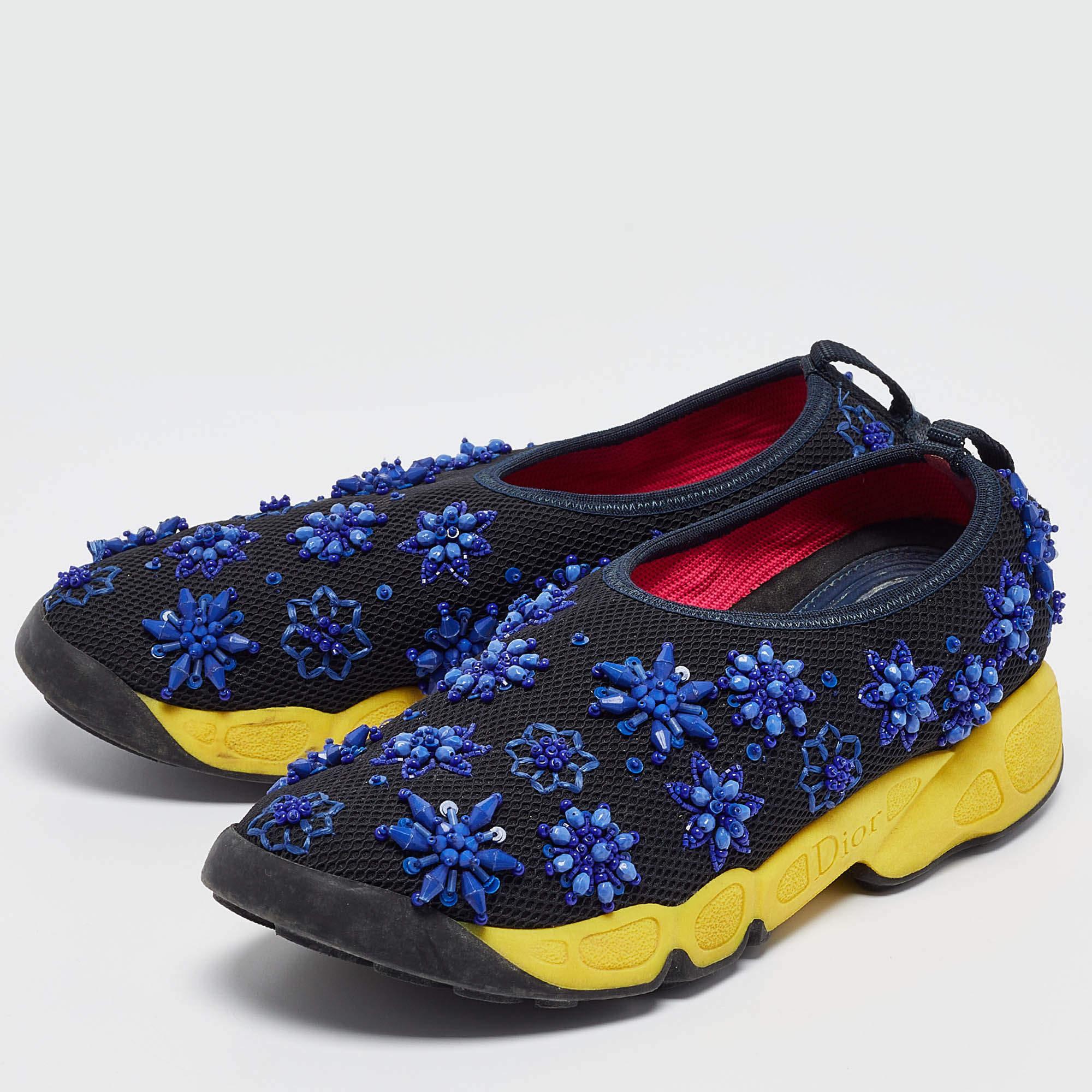 Présentées dans une silhouette classique, ces baskets de créateur sont une combinaison parfaite de luxe, de confort et de style. Ces baskets sont finies avec des détails de signature et des semelles confortables.