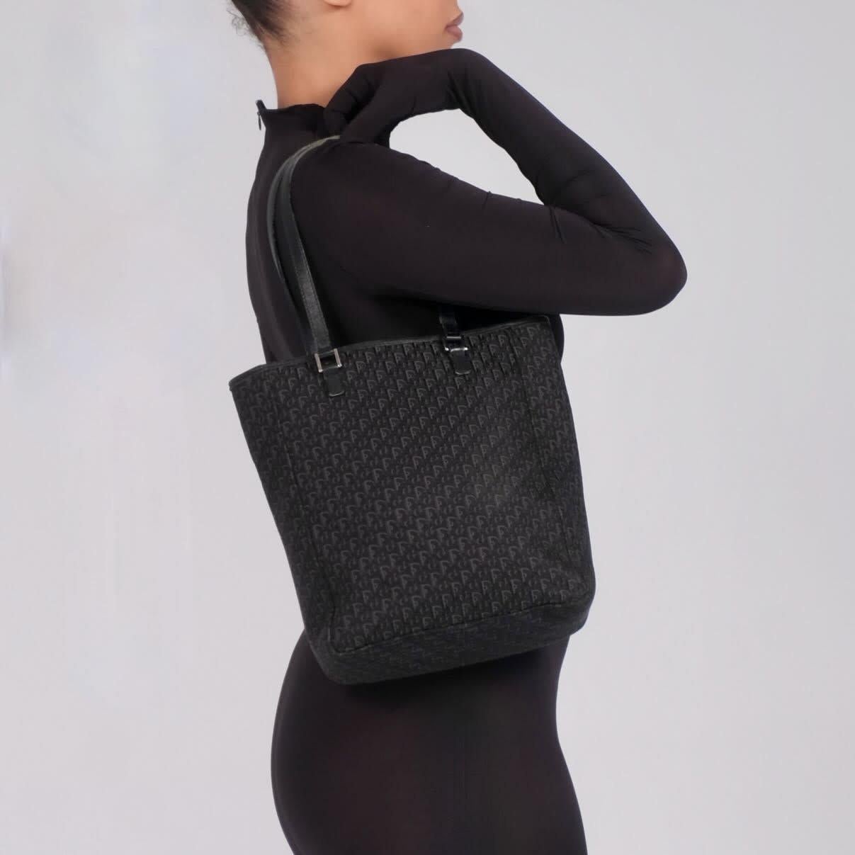 Farbe: Schwarz mit dem Diorissimo/Oblique Monogram-Druck von Dior. Ruthenium-Hardware.
MATERIAL: Segeltuch mit Lederdetails
Datum Code: 01RU0044
Datum: 2004 Galliano
Zustand: Sehr gut.
Hergestellt in Italien

Messungen~
Höhe 12,25