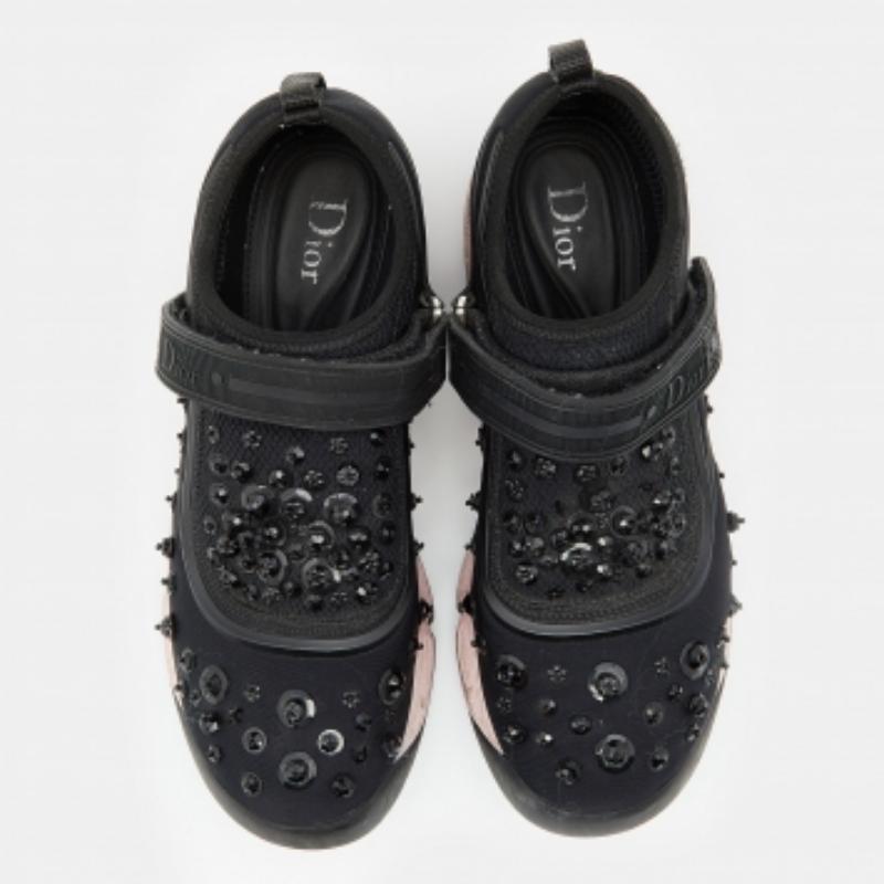 Die Worte 'edgy' und 'ultra-modern' können diesem Paar von Dior ohne weiteres zugeschrieben werden. Die Sneaker wurden erstmals als Teil der Haute Couture Frühjahr/Sommer 2014 Kollektion vorgestellt. Sie sind aus hochwertigen Materialien gefertigt