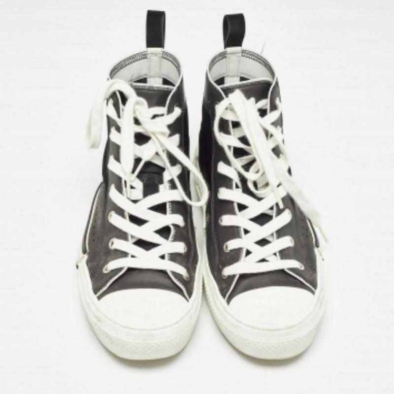 Eleva il tuo gioco di calzature con queste sneakers Dior. Combinando estetica di alto livello e comfort ineguagliabile, queste sneakers sono un simbolo di lusso moderno e gusto impeccabile.