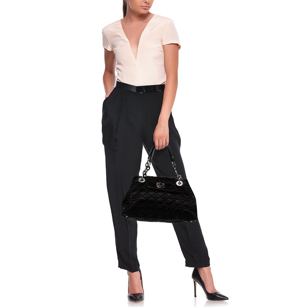 Diese schicke und moderne Nylontasche & aus Leder begleitet Sie mit Leichtigkeit durch den Tag. Es ist alles:: was Sie brauchen:: um Ihren Tag mit Stil und Klasse zu verbringen. Diese elegante Tasche mit Nylonfutter bietet Vielseitigkeit in