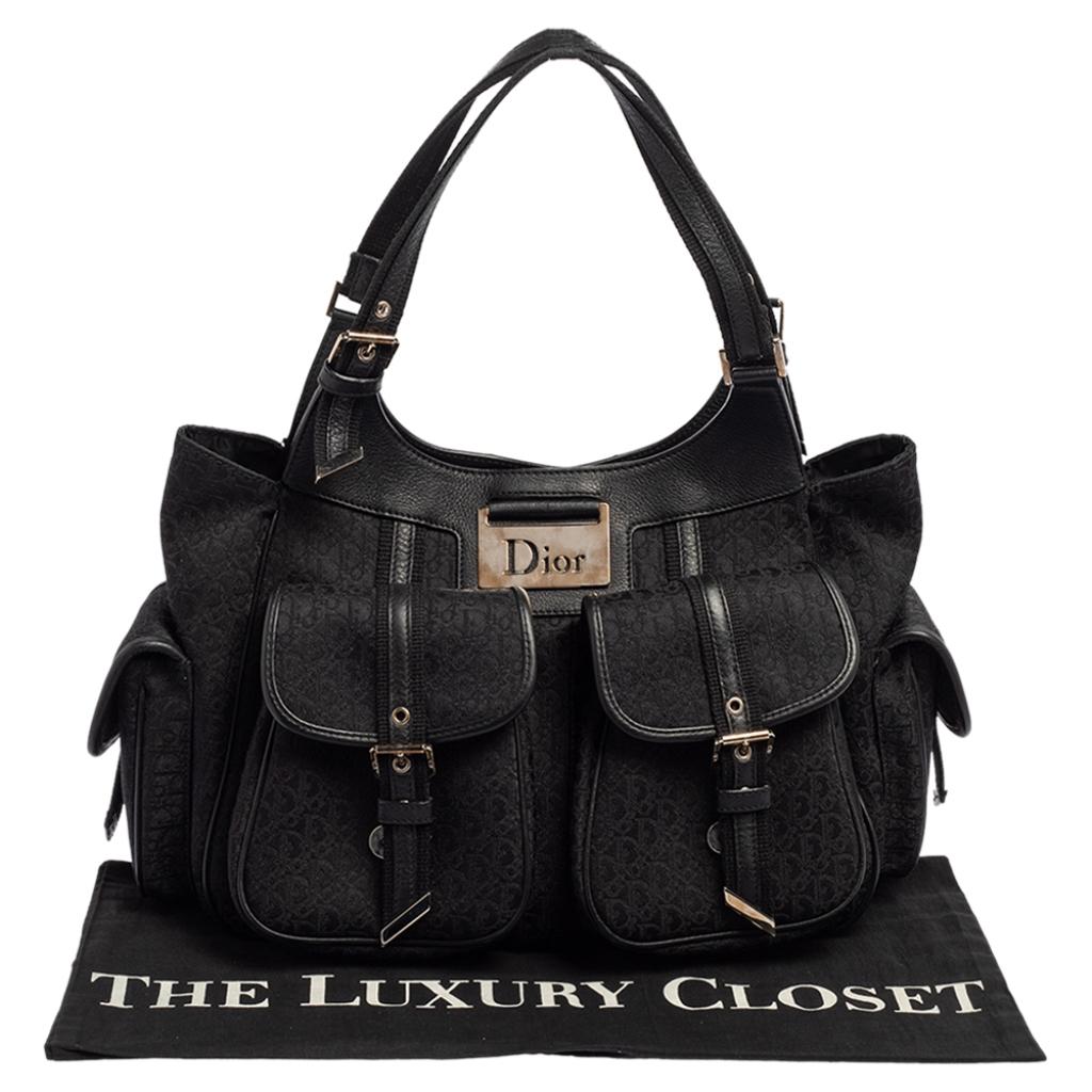 Schwarze Dior-Tragetasche aus Segeltuch und Leder, Street Chic 10