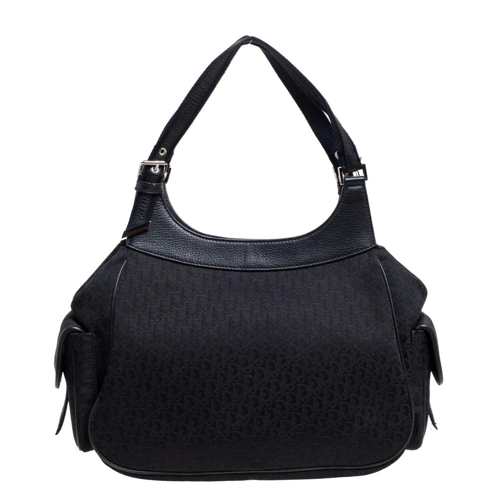 Add a luxe touch to your look with this Street Chic tote from Dior. It comes crafted using oblique canvas and enhanced with silver-tone hardware. It features a logo plaque and two flap pockets at the front. Held by two handles, the bag is a lovely