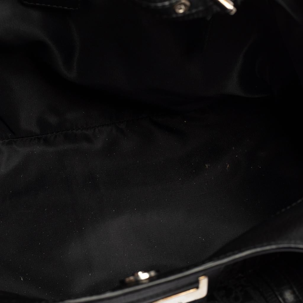 Schwarze Dior-Tragetasche aus Segeltuch und Leder, Street Chic 4