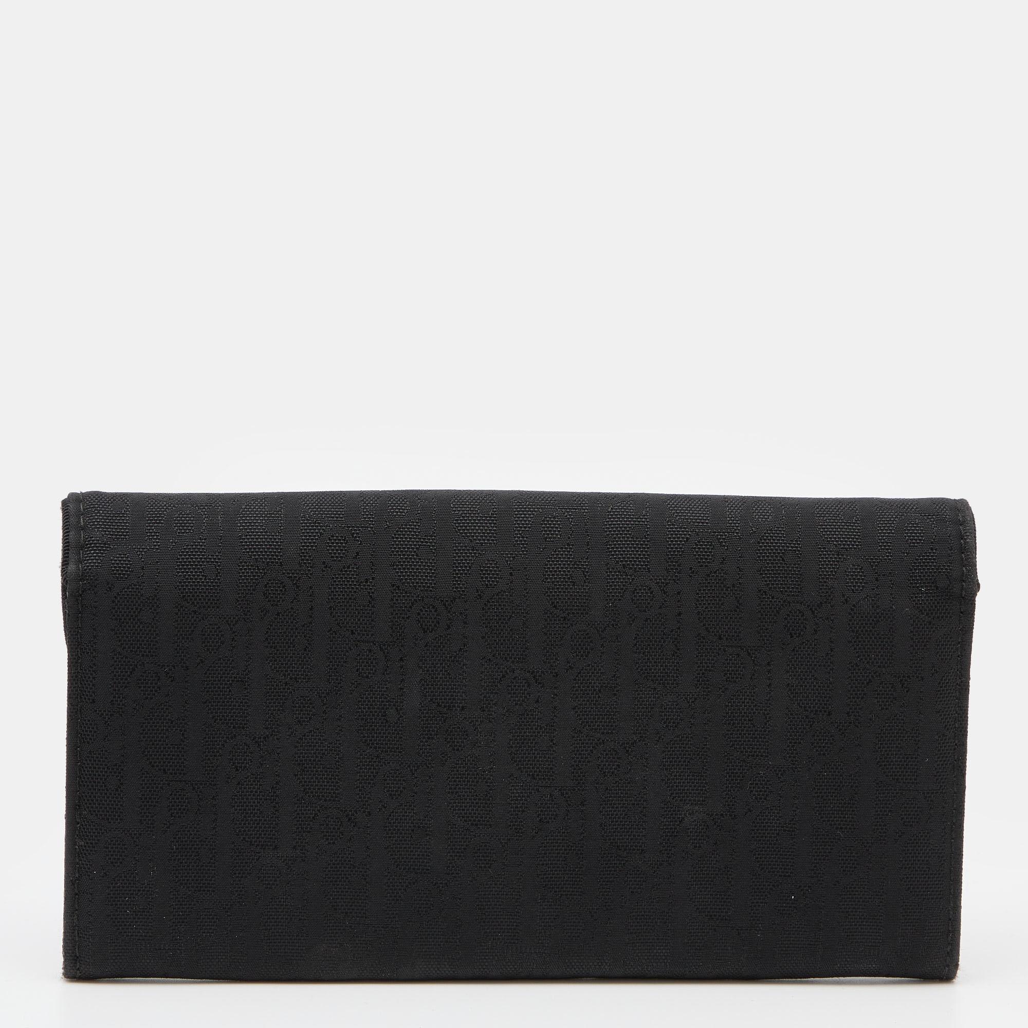 Covered in the brand's signature Oblique canvas, this Dior wallet has a classy essence. Lined with fabric, its interior is divided into different compartments to keep your monetary essentials safe. It features the brand signature on the front flap