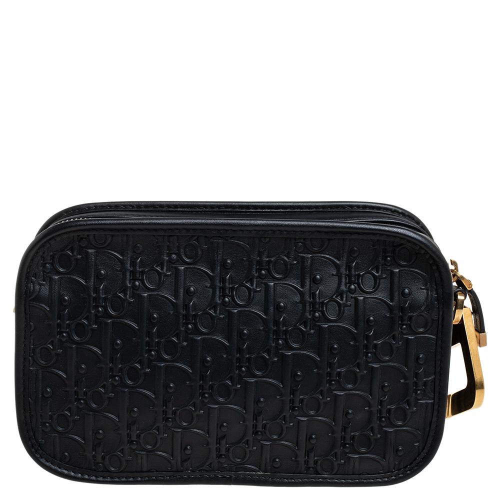 This gorgeous Diorquake clutch from Dior is a perfect piece to carry to evening parties. It has been crafted from the Oblique-embossed leather and has a rich black color. The exterior is equipped with a large D initial in gold-tone the clutch opens