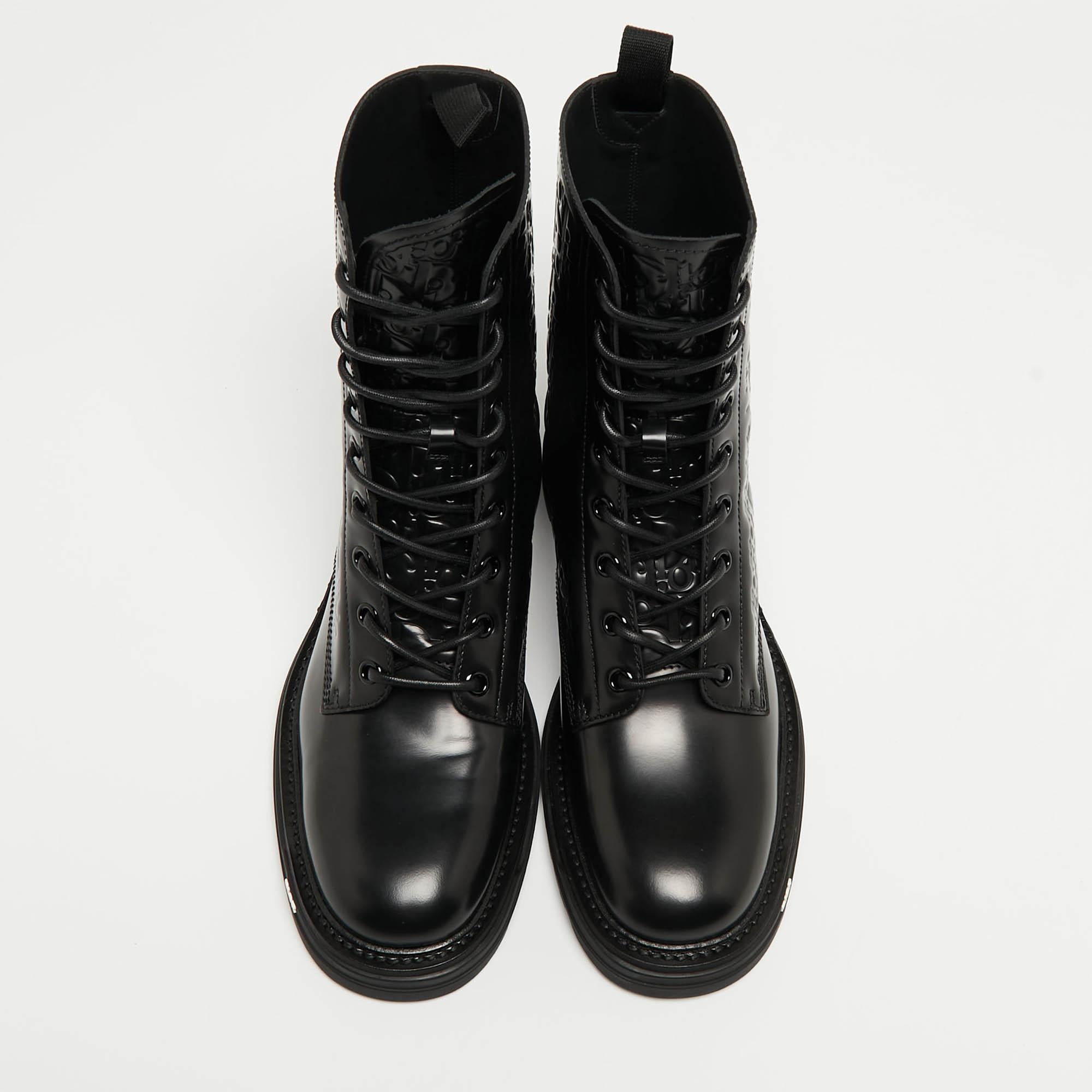 Elevate your style with these Dior combat boots for men. Crafted with precision, these chic and versatile boots seamlessly blend fashion and comfort, offering sophistication for every season.

Includes: Original Dustbag, Original Box, Info Booklet,