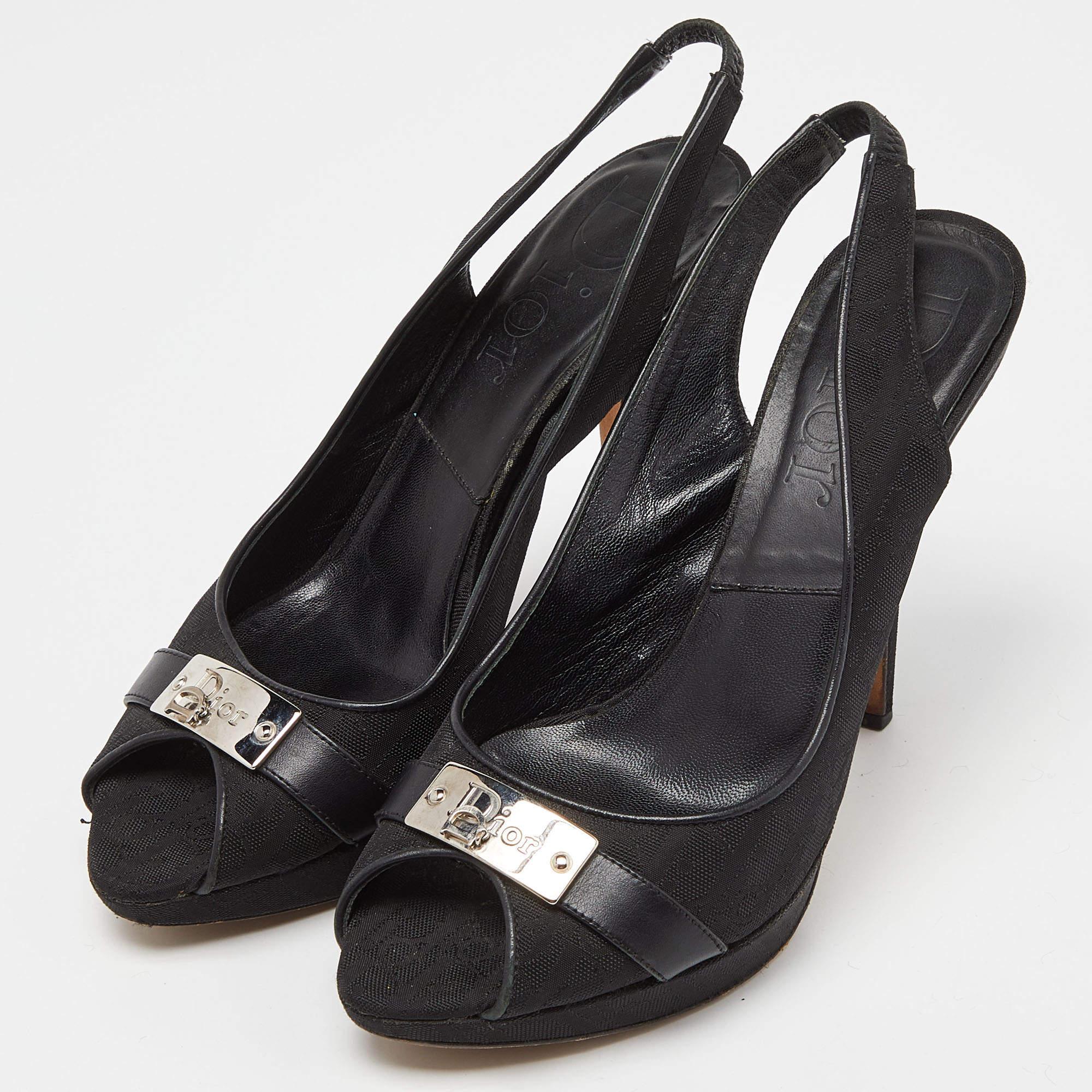 Haz una declaración de estilo chic con estos zapatos de salón de diseño. Presentan tacones robustos y suelas duraderas, ¡perfectos para tus salidas a la moda!