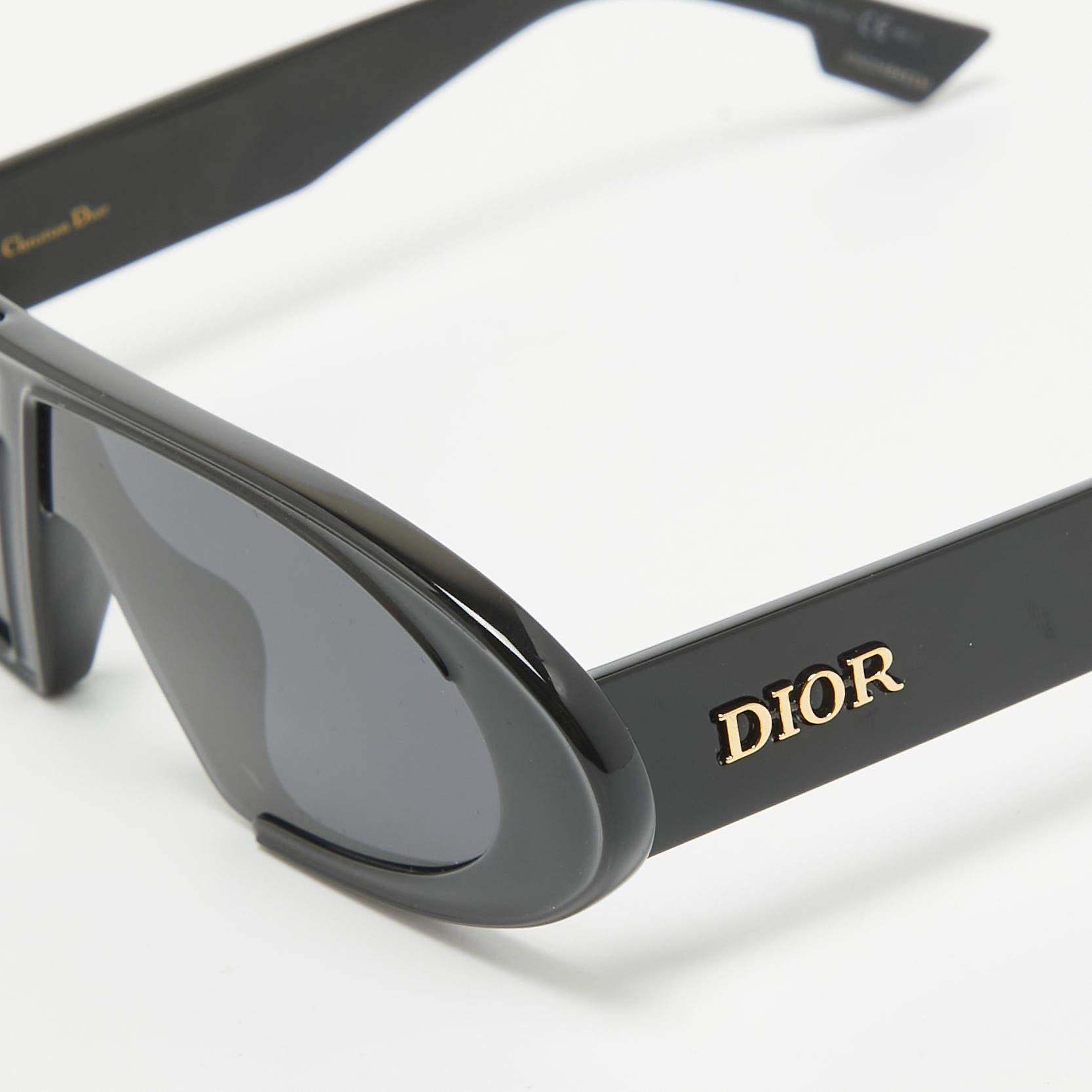 Ponte estas gafas de sol Dior para proteger con estilo tus ojos del sol. La montura es de acetato y lleva la firma de la marca en las patillas.