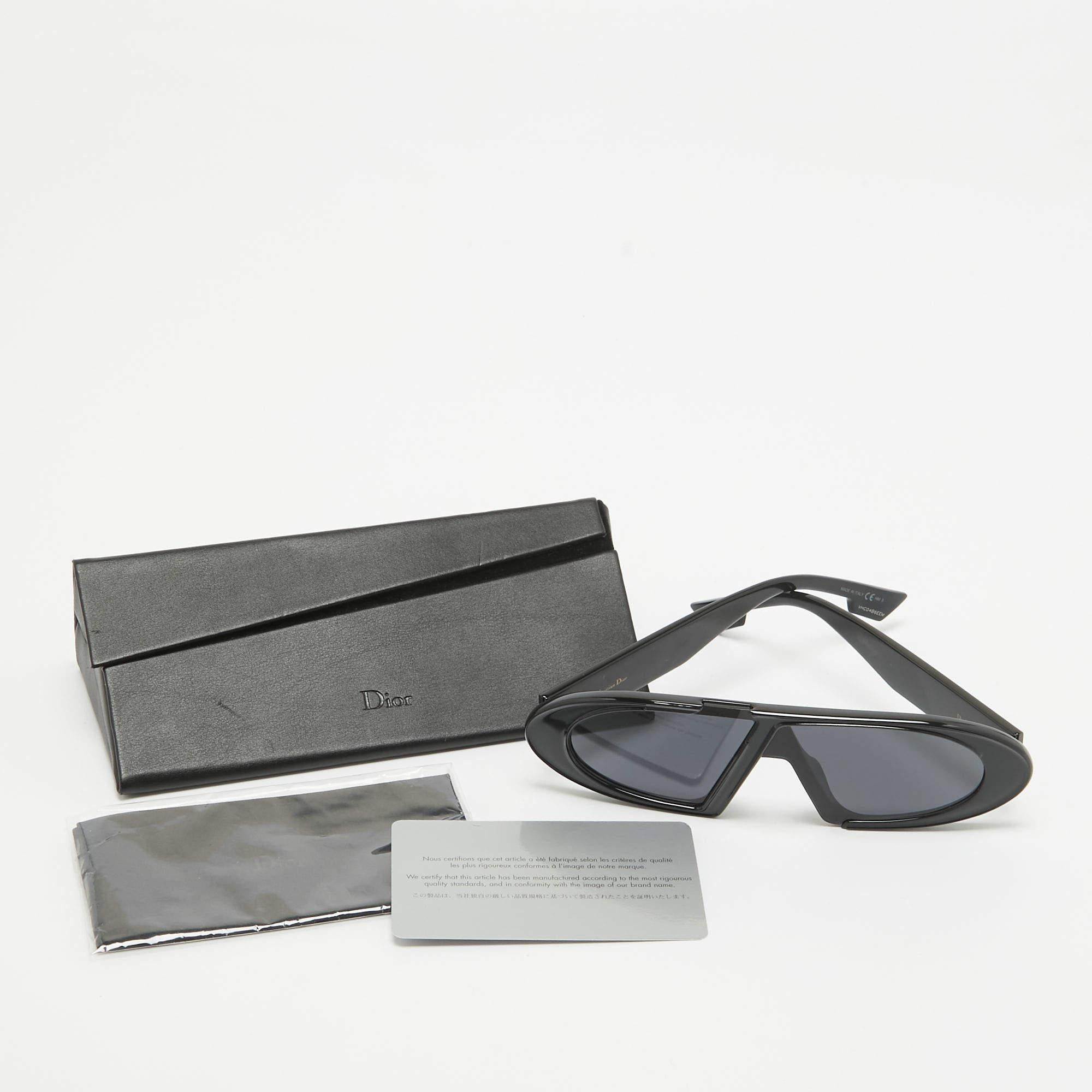 Gafas de sol con montura oblicua negras Dior en Excelente Estado en Dubai, Al Qouz 2