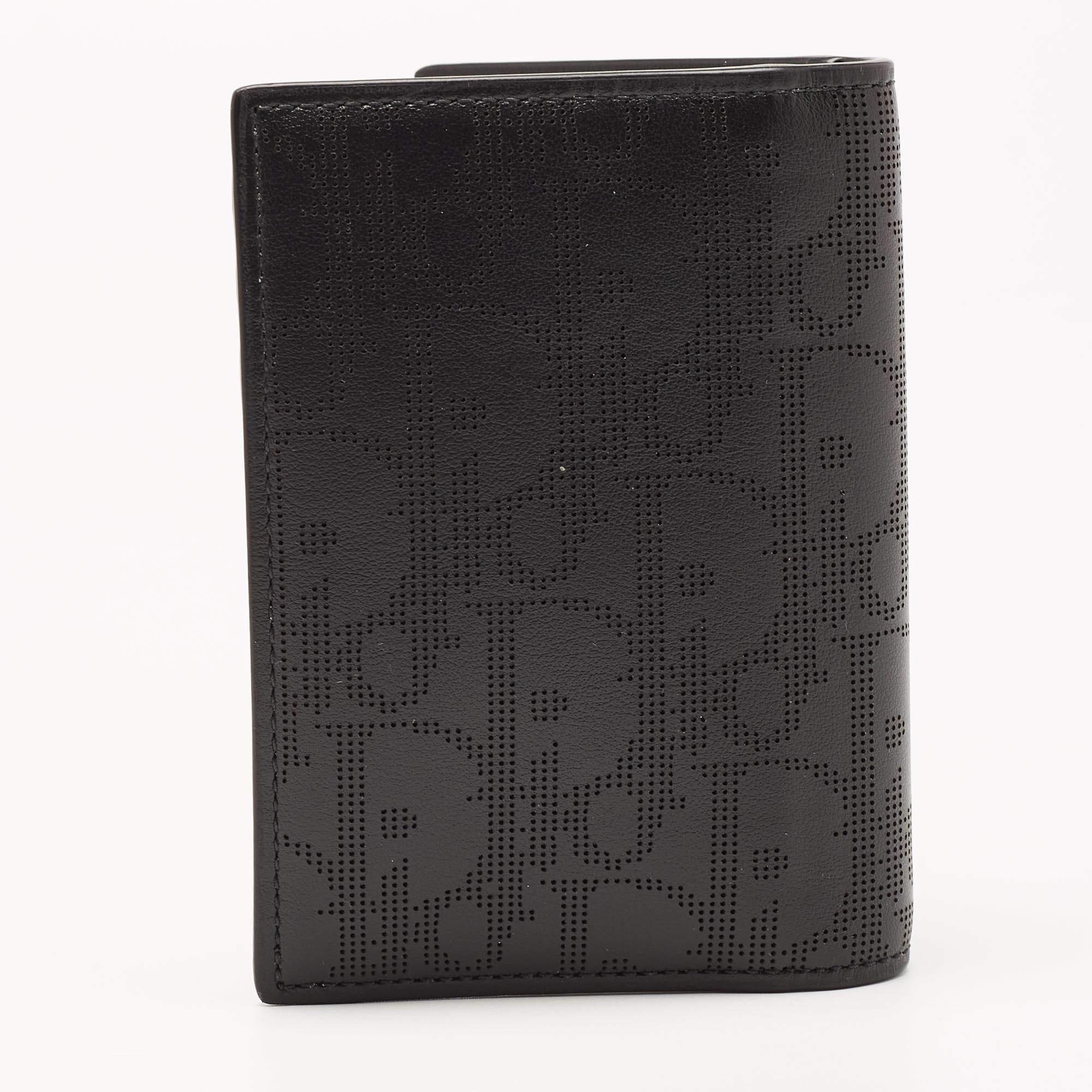 This Dior stylish and functional cardholder is a must-have in your collection. It is equipped with multiple, well-lined slots to hold your cards.

