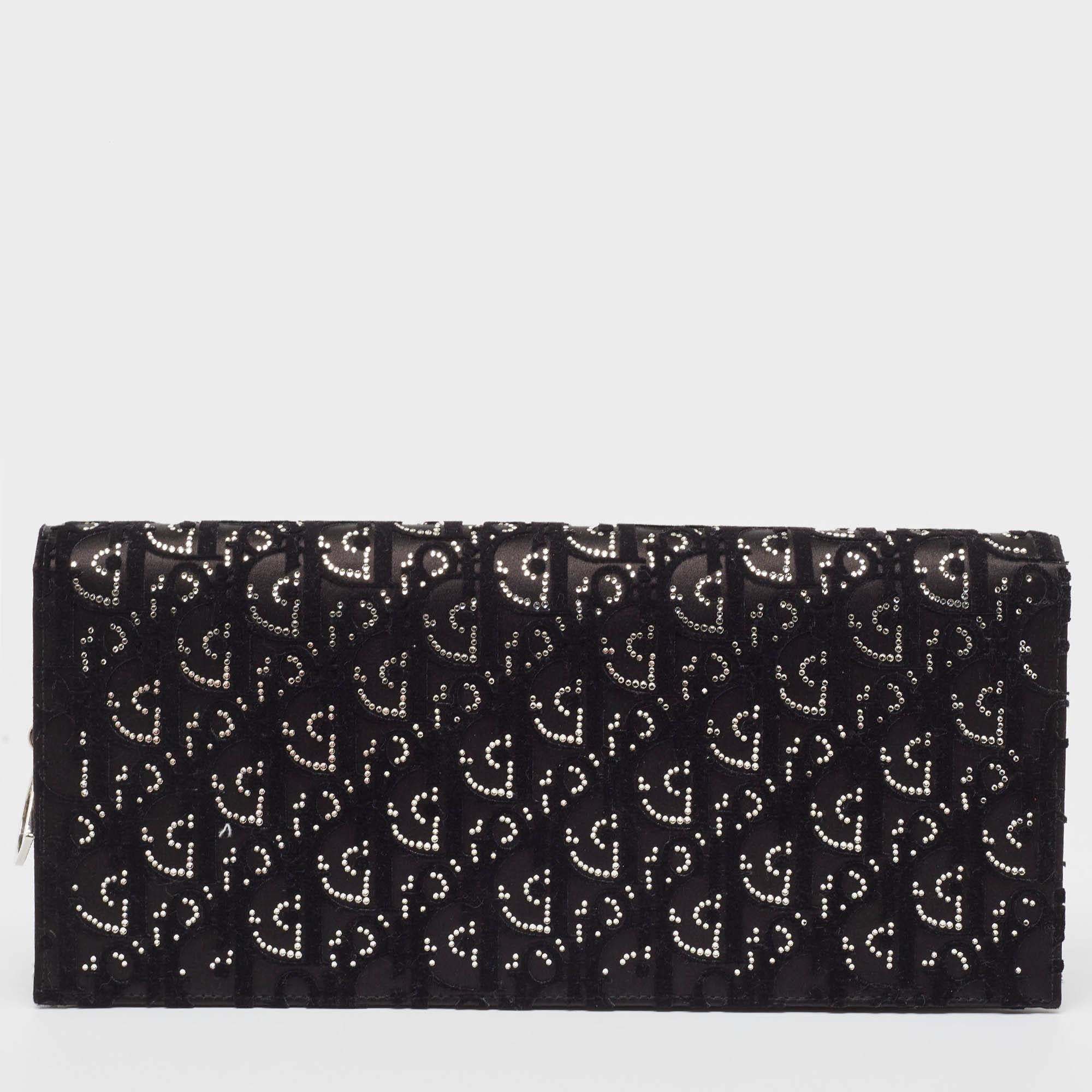 Diese Clutch ist genau das richtige Accessoire, um Ihr schickes Ensemble zu vervollständigen. Sie ist aus hochwertigem MATERIAL gefertigt und verfügt über einen gut bemessenen Innenraum, in dem alle wichtigen Dinge bequem Platz finden.

Enthält: