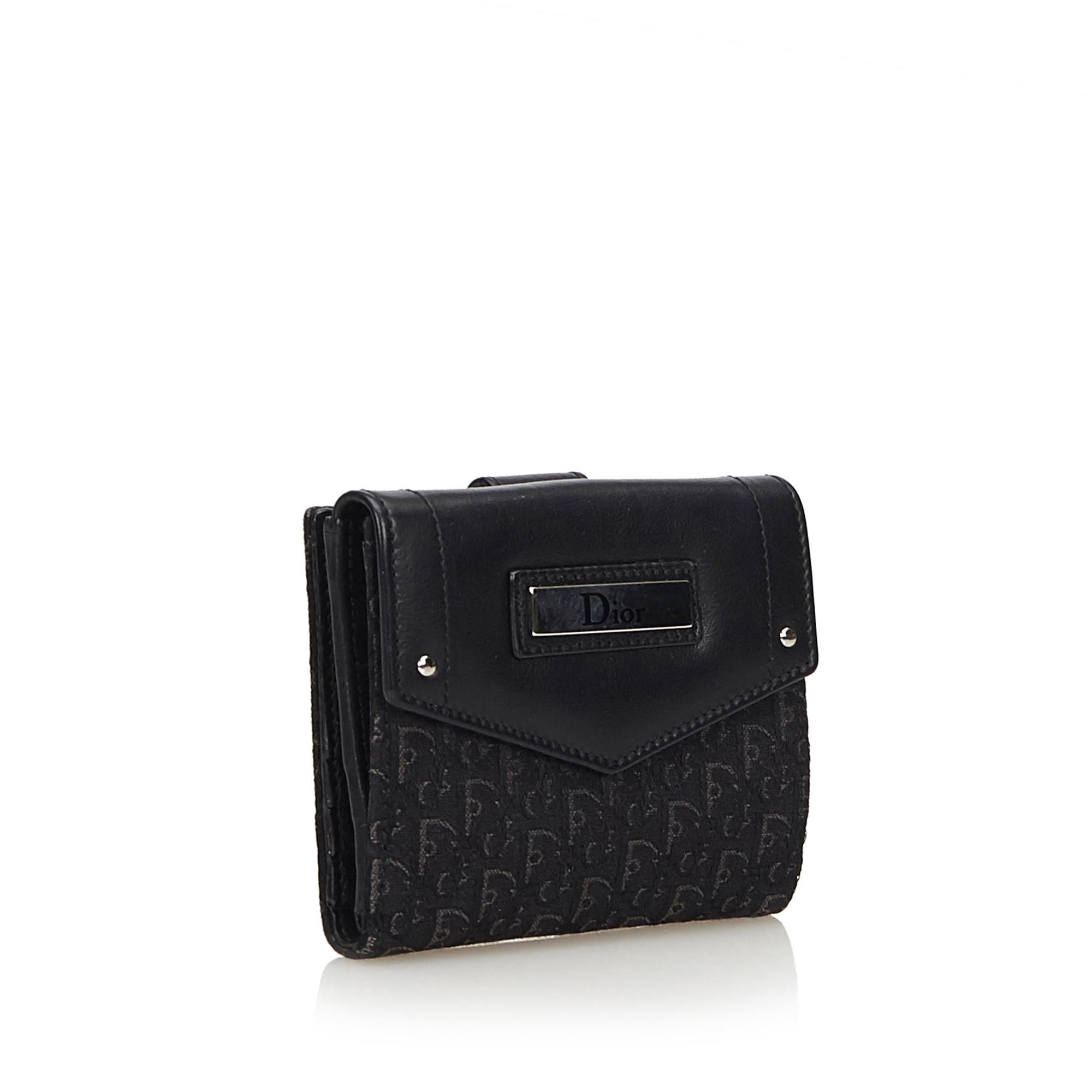 This oblique small wallet features a jacquard body with leather detail and interior slip pockets. It carries as B+ condition rating.

Inclusions: 
Dust Bag

Dimensions:
Length: 10.50 cm
Width: 9.50 cm
Depth: 2.50 cm

Material: Fabric x Jacquard x