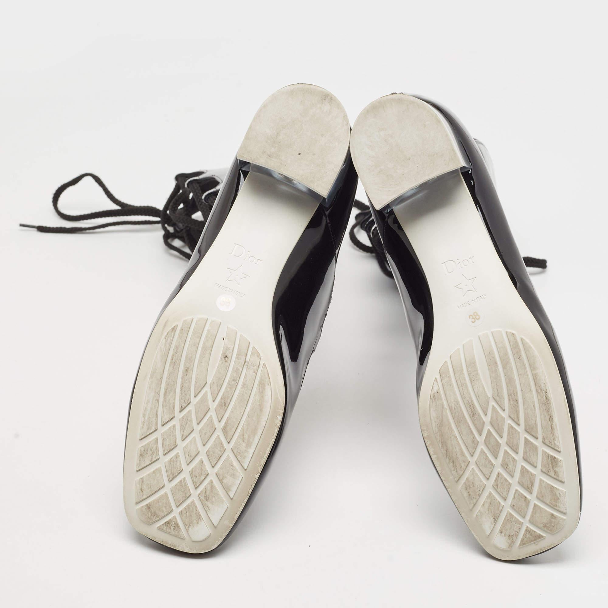 Dior Schwarze Diorarty-Stiefel aus Lackleder mit Schnürung Größe 38 im Angebot 1
