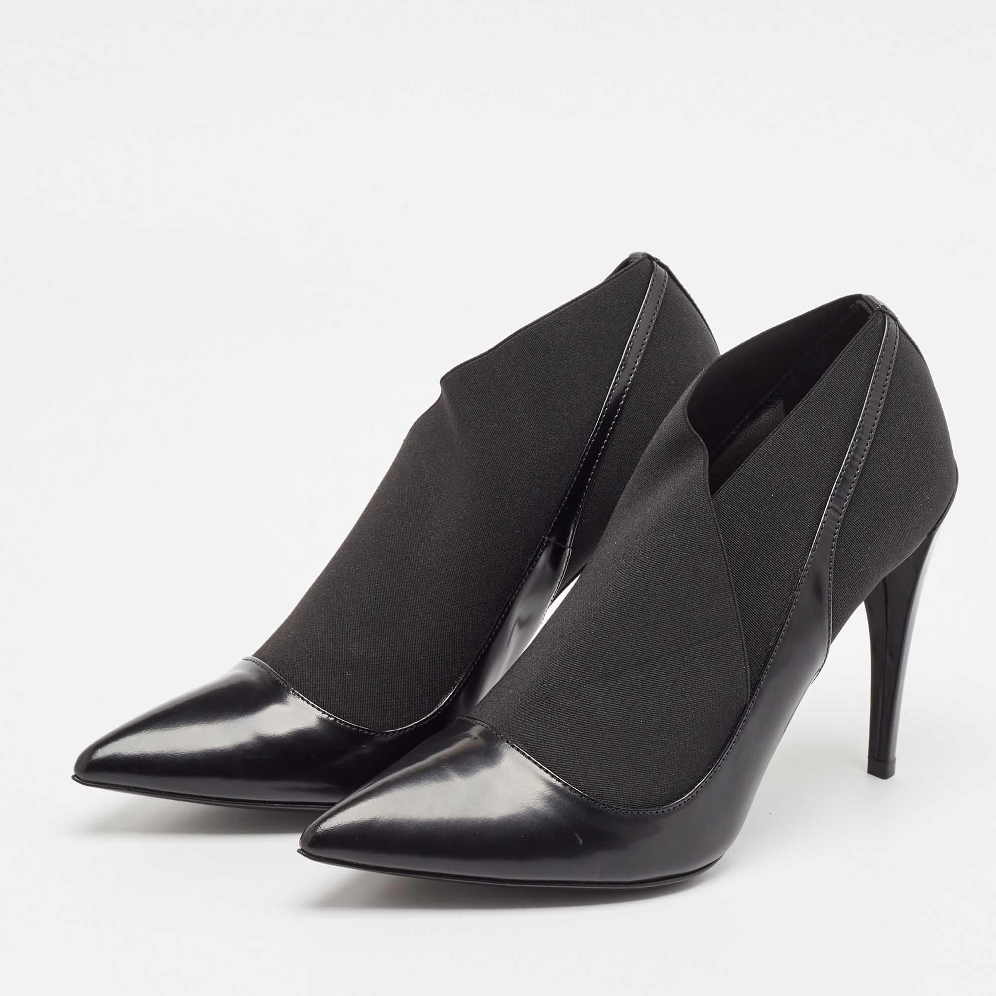 Disfruta de los días más fashion con estos elegantes botines. De diseño y fabricación modernos, están pensados para que te sientas cómoda y elegante.