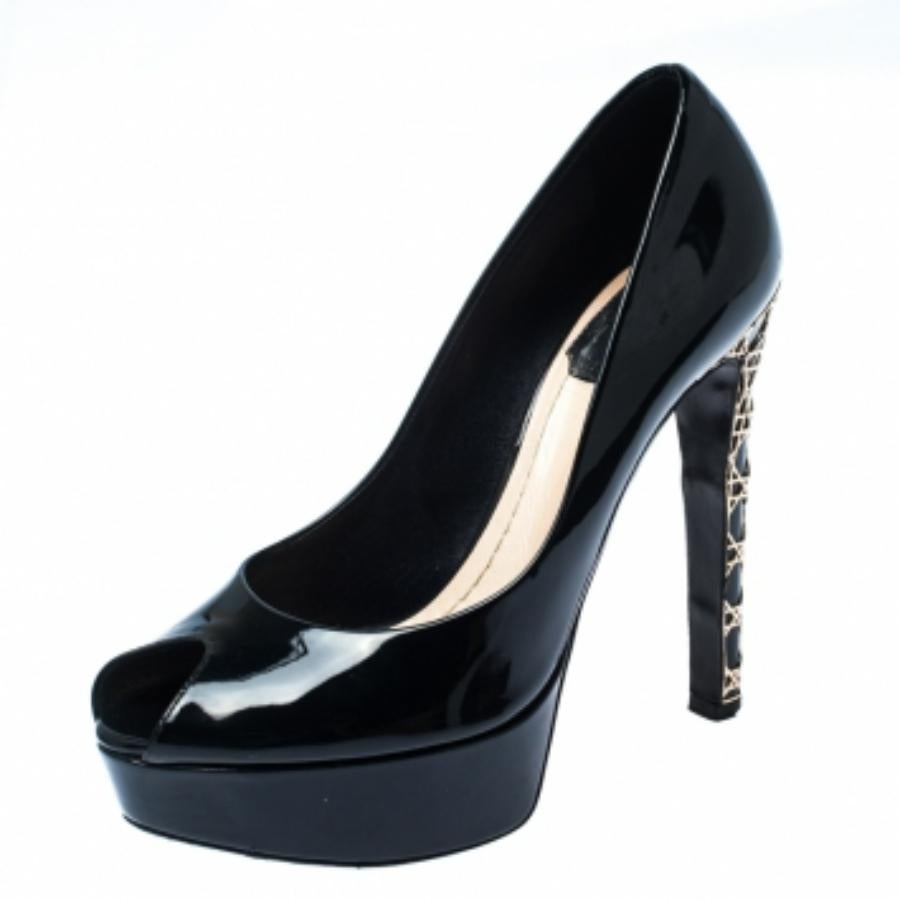 Dior war schon immer dafür bekannt, einzigartige Pumps wie diesen zu entwerfen. Verleihen Sie Ihrem Ensemble mit diesem schwarzen Paar einen Hauch von elegantem Charme. Sie sind aus Lackleder gefertigt und haben eine Peep-Toe-Zehe mit einem 13 cm