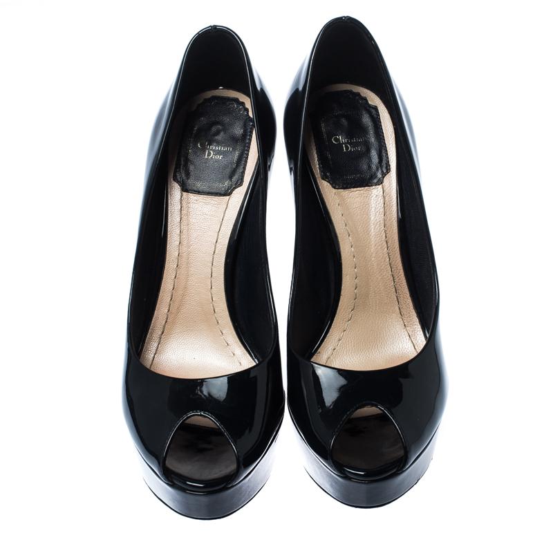 Dior has always been known to churn out uniquely designed pumps just like this one. Add a splash of elegant charm to your ensemble with this black pair. They are rendered in patent leather and feature peep toes with 13 cm heels that are accented